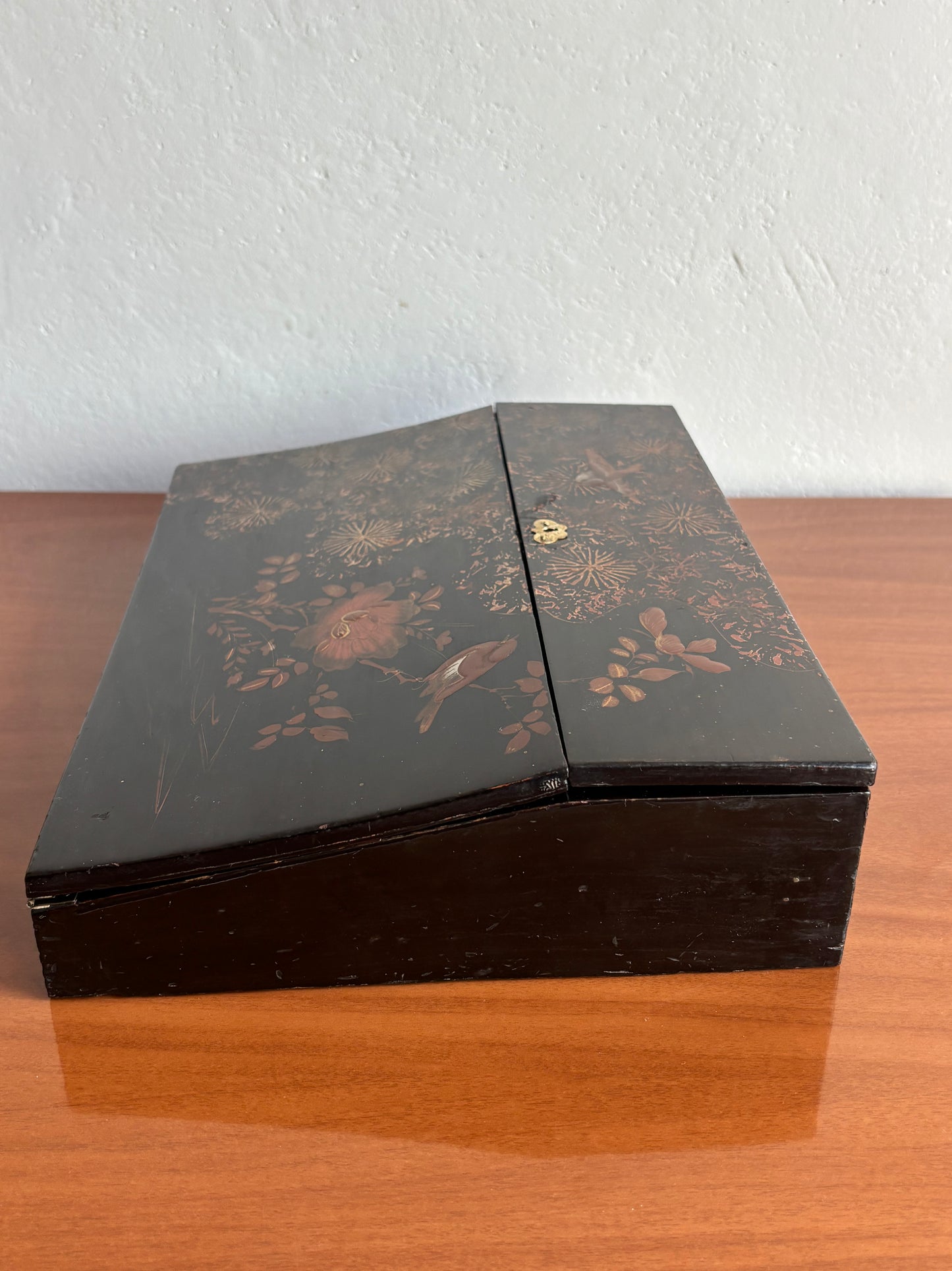 Scrittoio Portatile Asiatico Antico in Legno Laccato con Decorazioni Floreali e Uccelli | Writing Slope da Viaggio