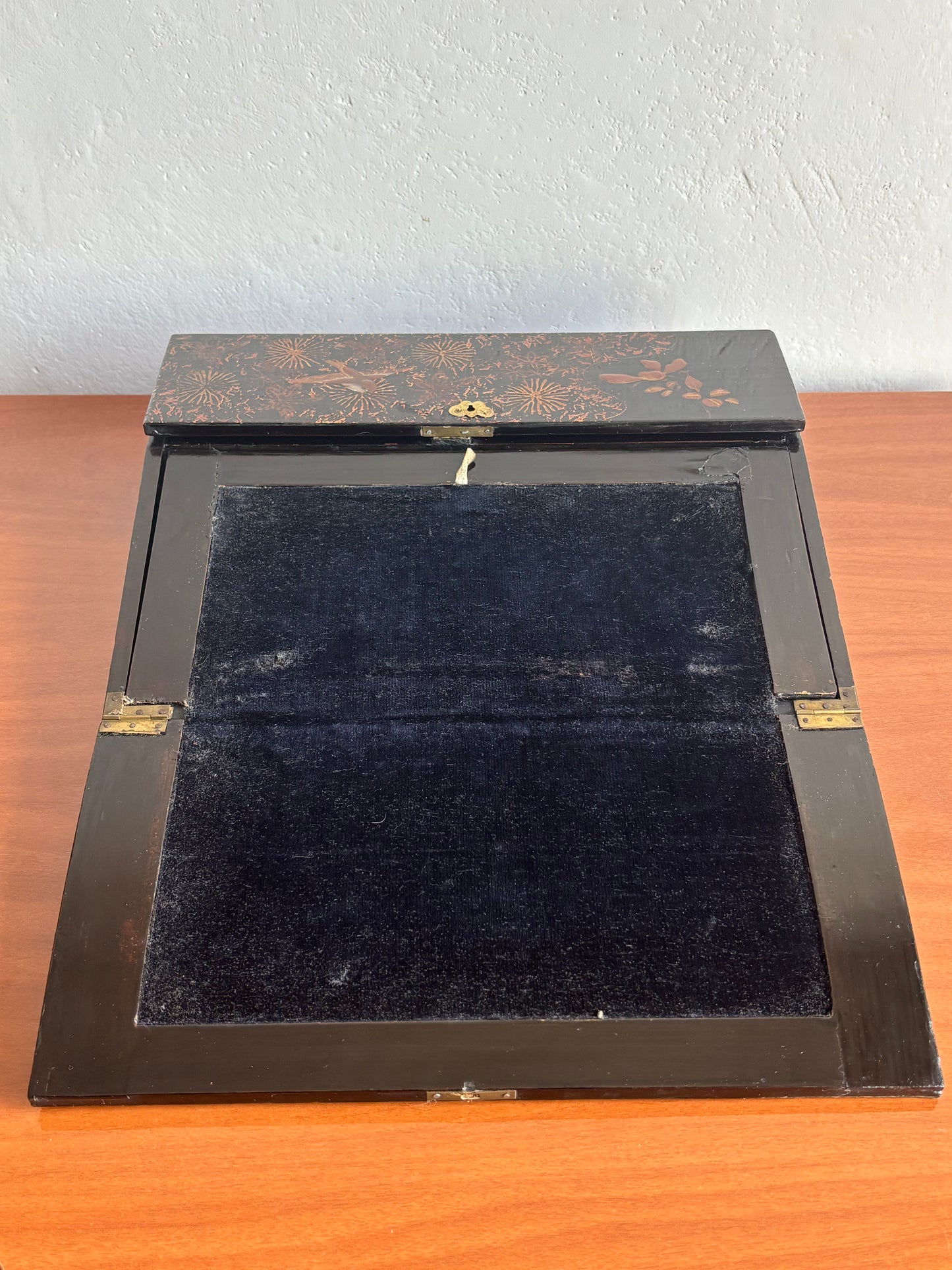 Scrittoio Portatile Asiatico Antico in Legno Laccato con Decorazioni Floreali e Uccelli | Writing Slope da Viaggio