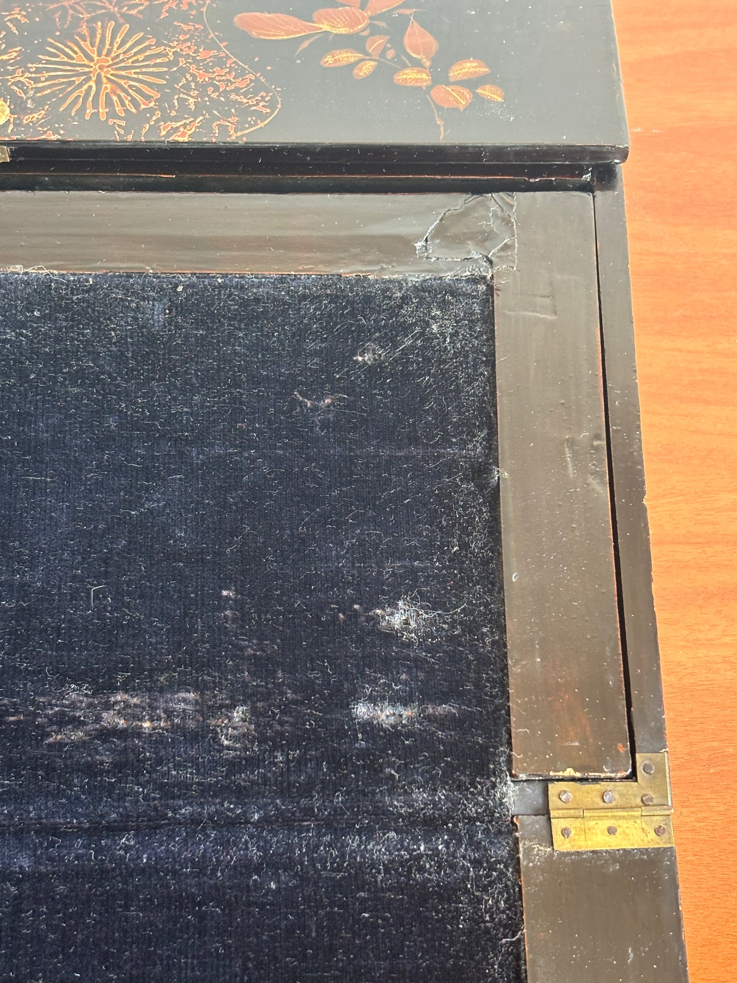 Scrittoio Portatile Asiatico Antico in Legno Laccato con Decorazioni Floreali e Uccelli | Writing Slope da Viaggio