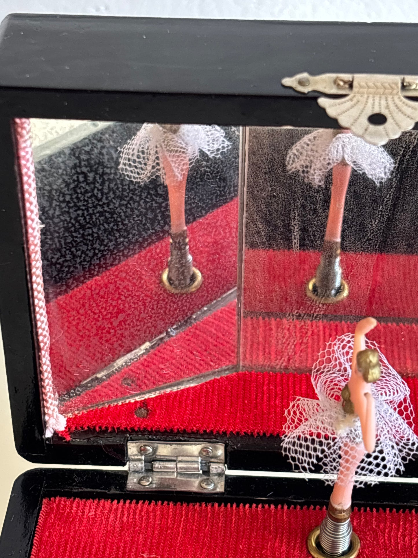 Vintage-Spieluhr mit rotierender Ballerina und „Der Pate“-Melodie