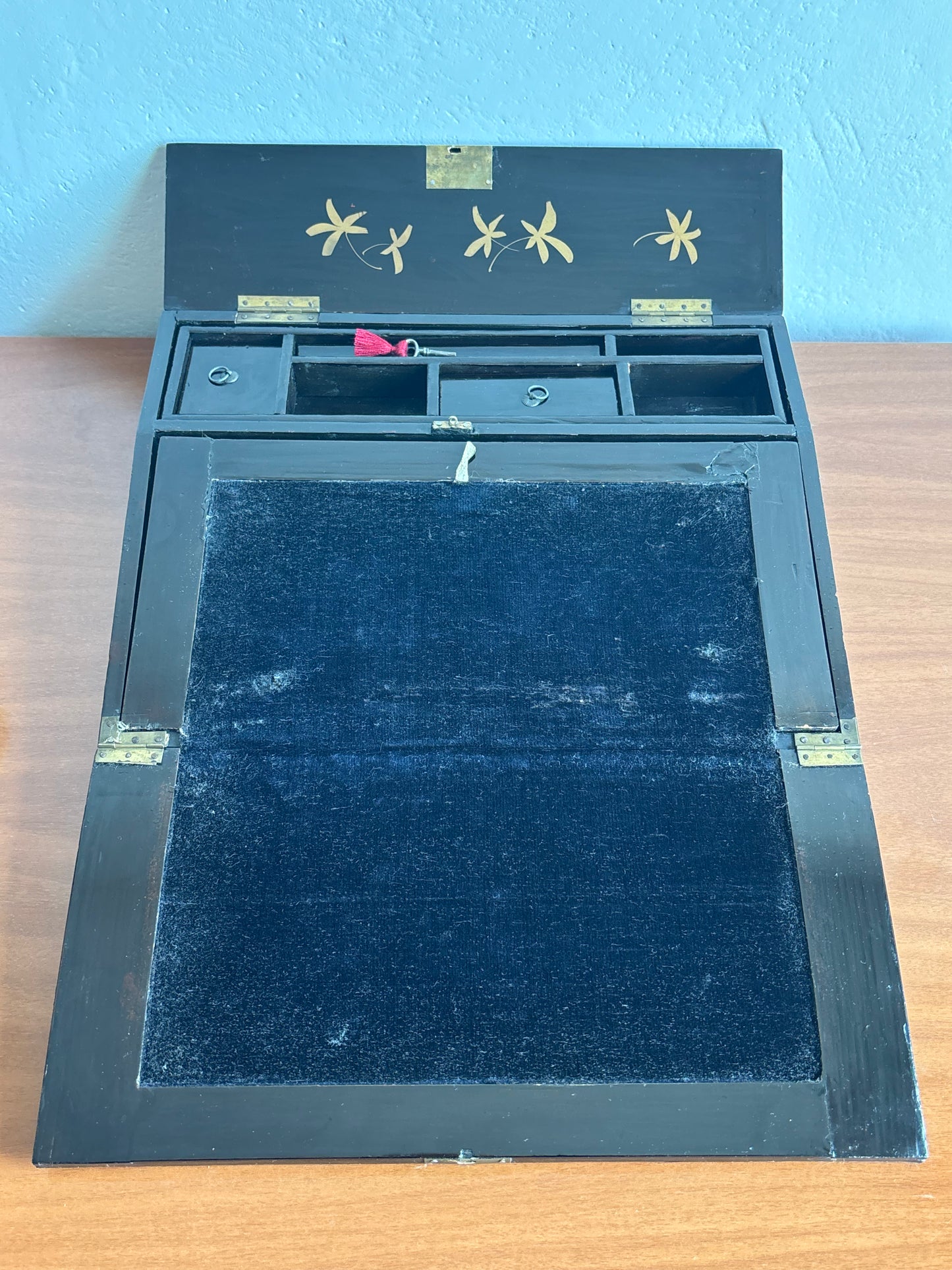 Scrittoio Portatile Asiatico Antico in Legno Laccato con Decorazioni Floreali e Uccelli | Writing Slope da Viaggio