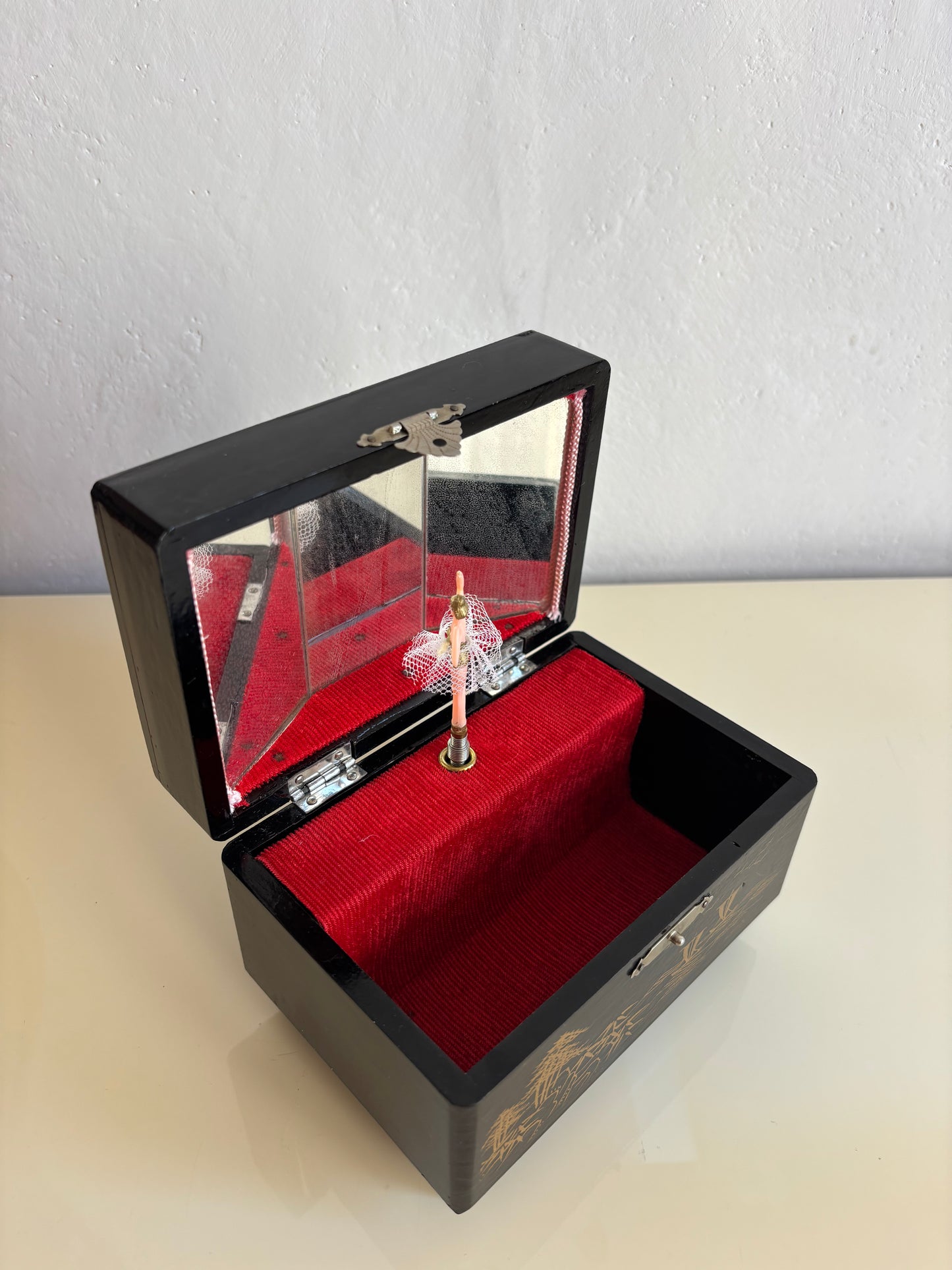 Vintage-Spieluhr mit rotierender Ballerina und „Der Pate“-Melodie