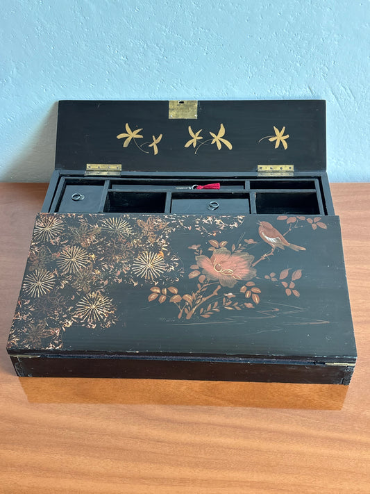 Scrittoio Portatile Asiatico Antico in Legno Laccato con Decorazioni Floreali e Uccelli | Writing Slope da Viaggio