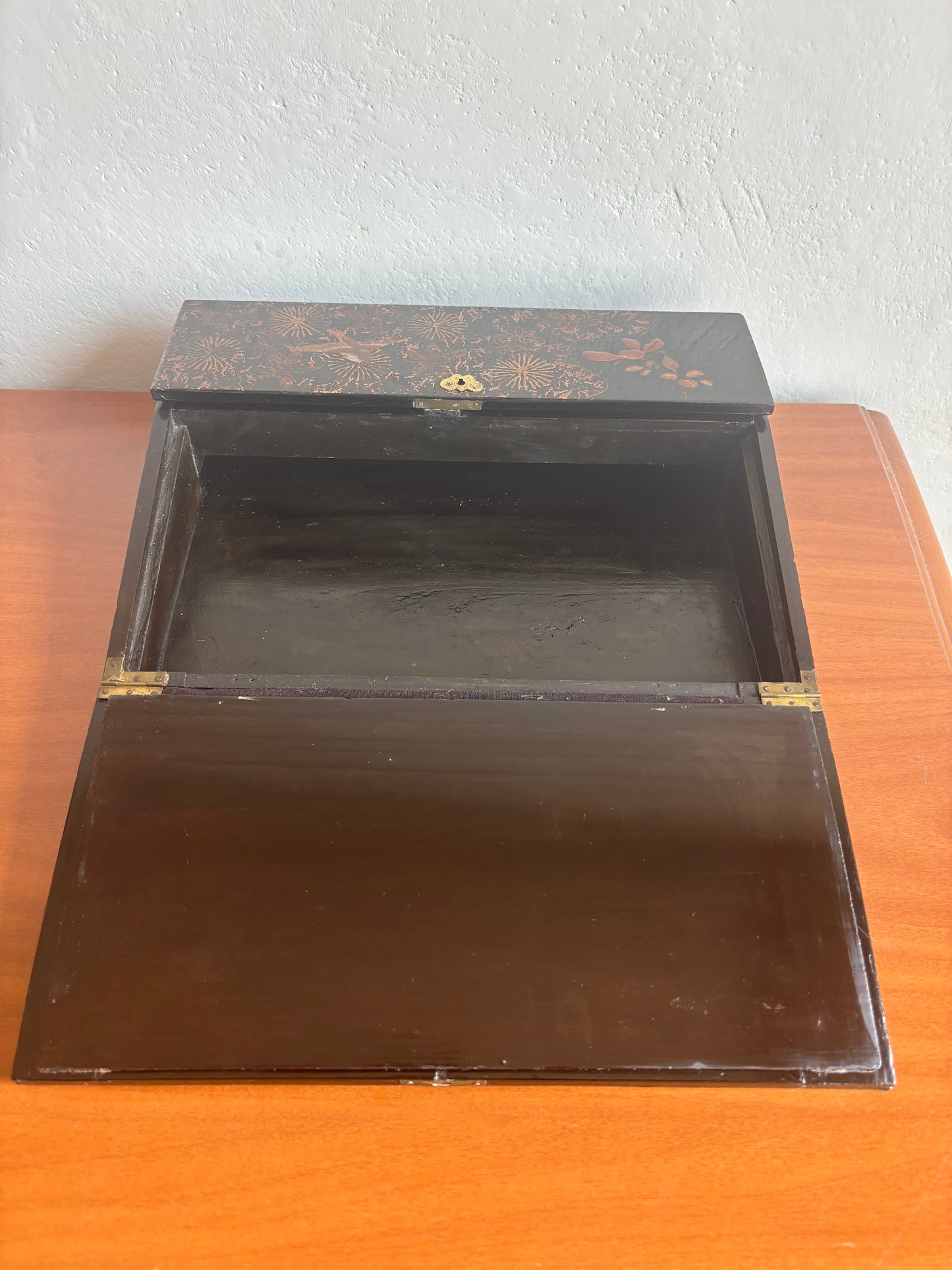 Scrittoio Portatile Asiatico Antico in Legno Laccato con Decorazioni Floreali e Uccelli | Writing Slope da Viaggio