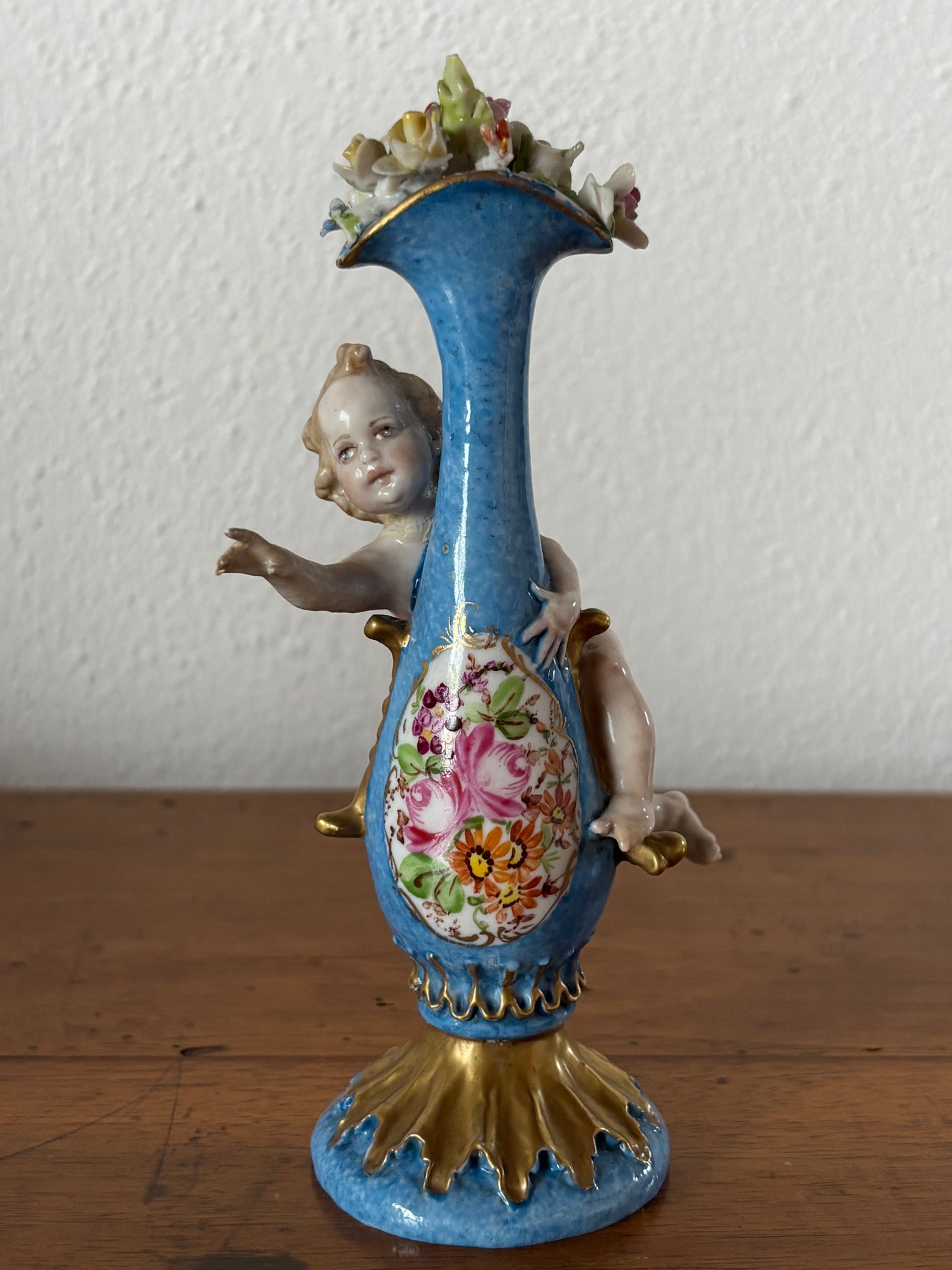 Statuetta a forma di vasetto con fiori marchiata Capodimonte