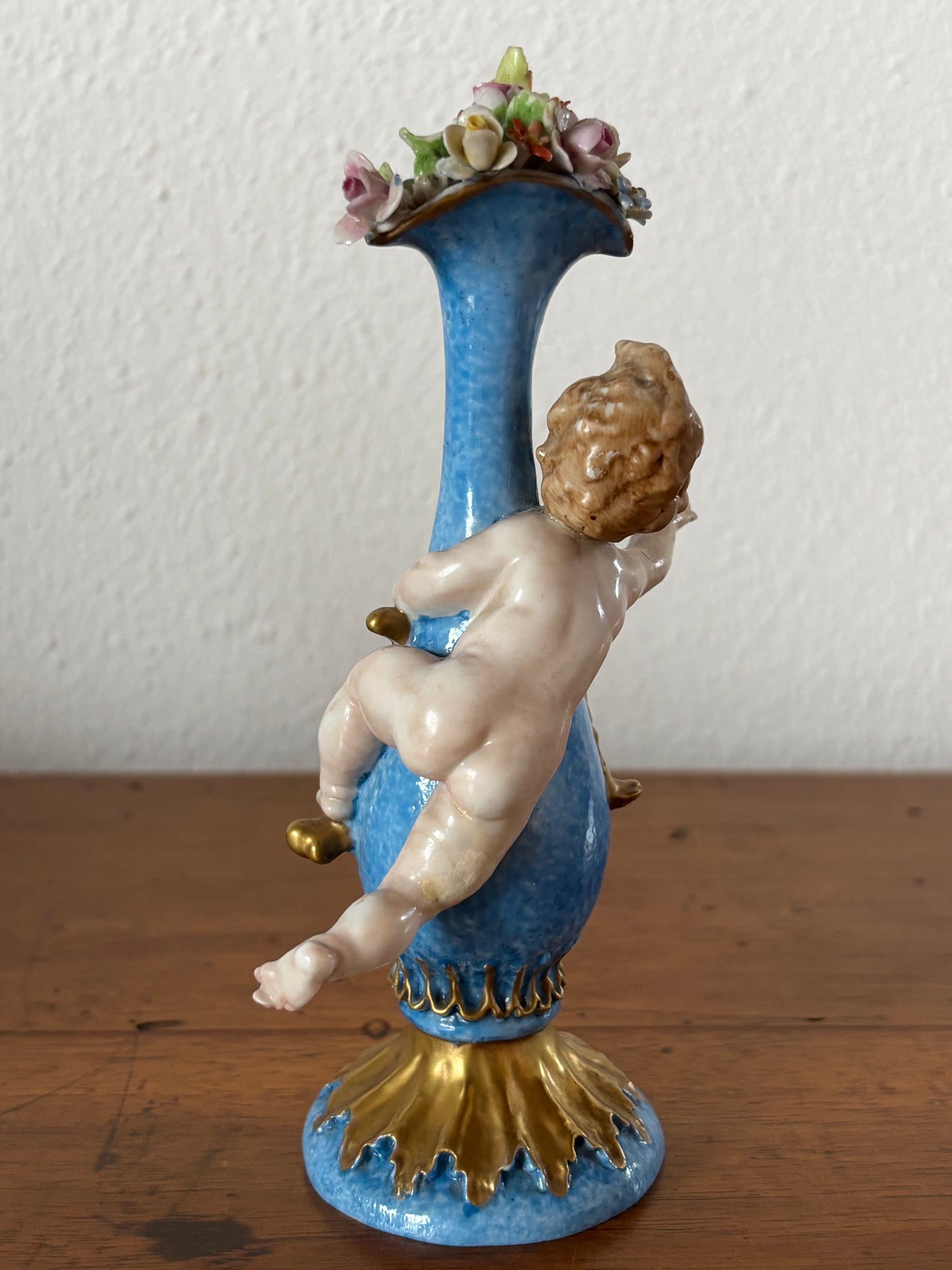Statuetta a forma di vasetto con fiori marchiata Capodimonte