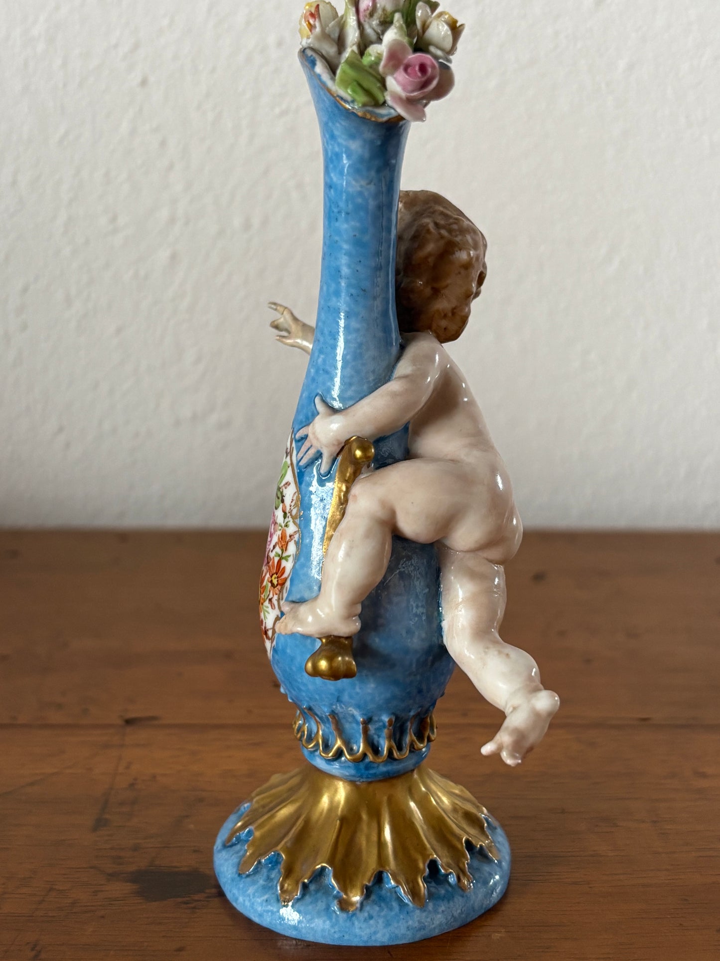 Statuetta a forma di vasetto con fiori marchiata Capodimonte