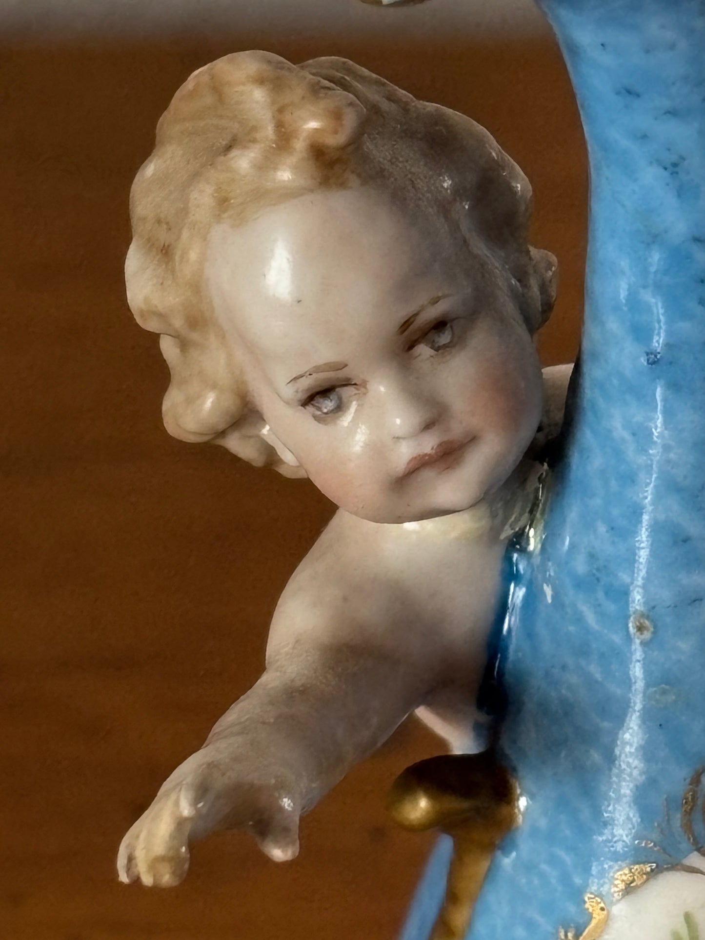 Statuetta a forma di vasetto con fiori marchiata Capodimonte