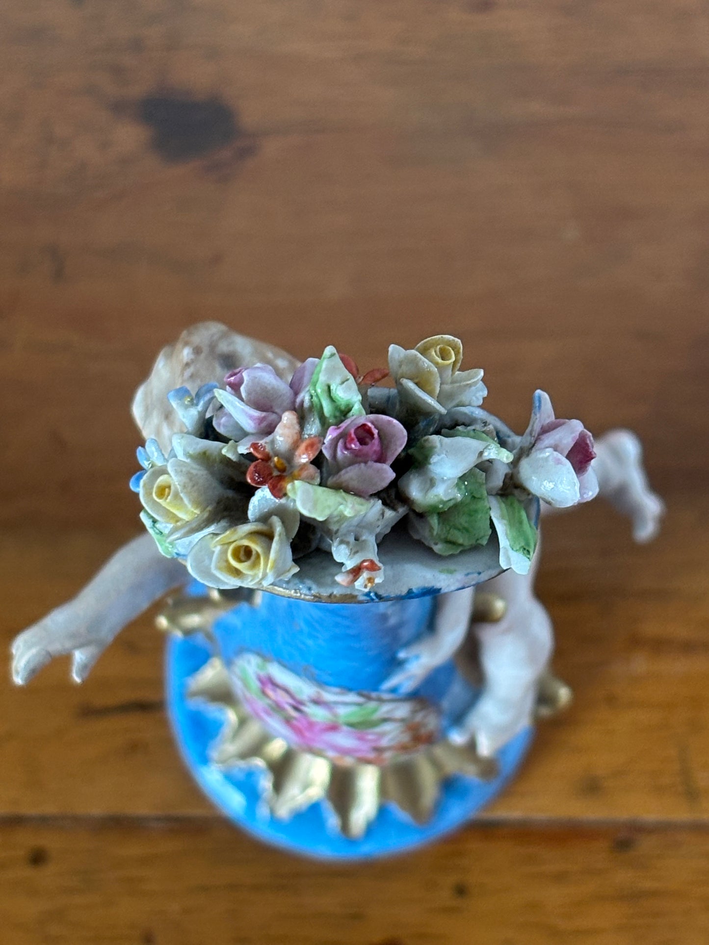 Statuetta a forma di vasetto con fiori marchiata Capodimonte