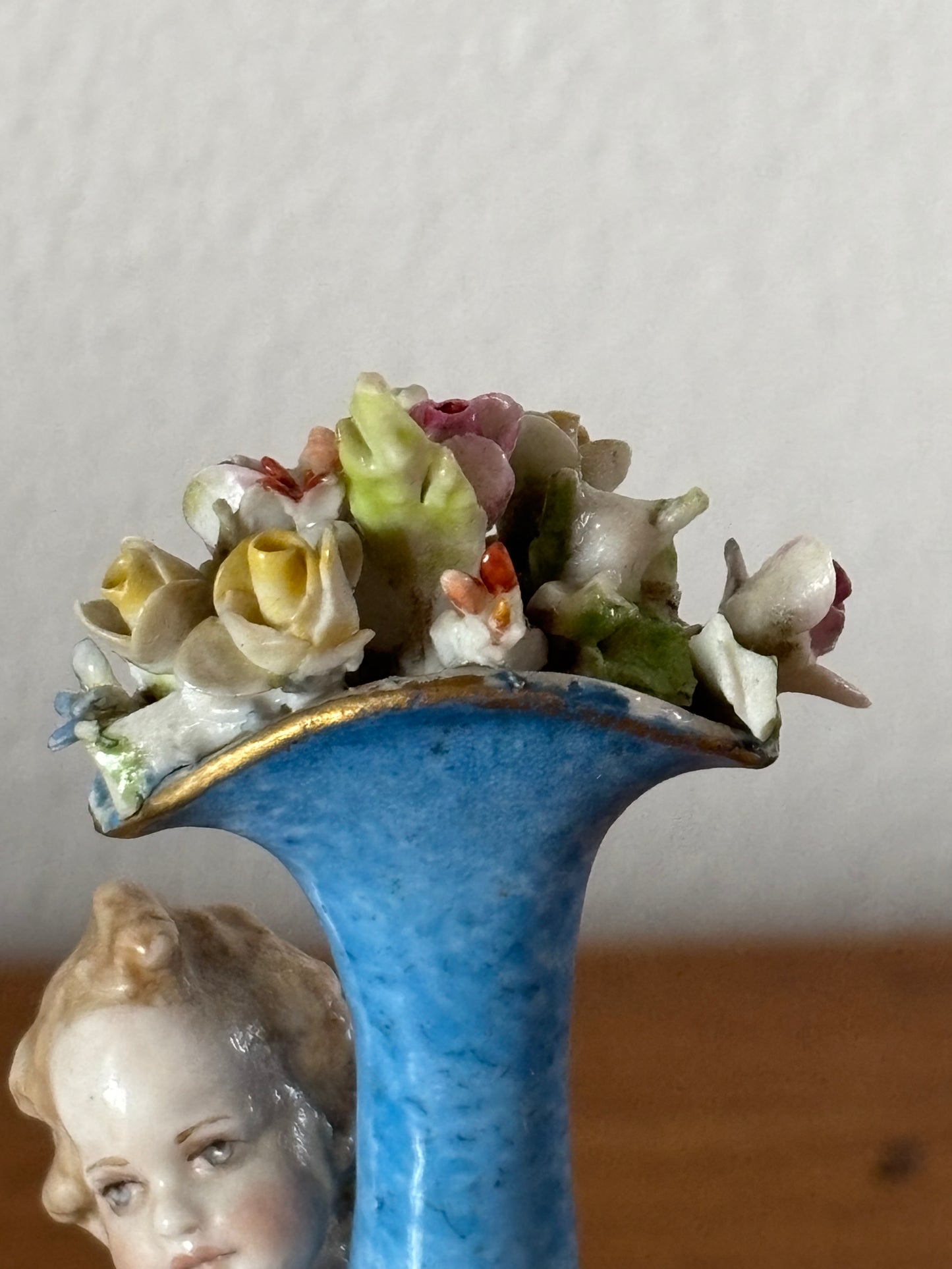 Statuetta a forma di vasetto con fiori marchiata Capodimonte