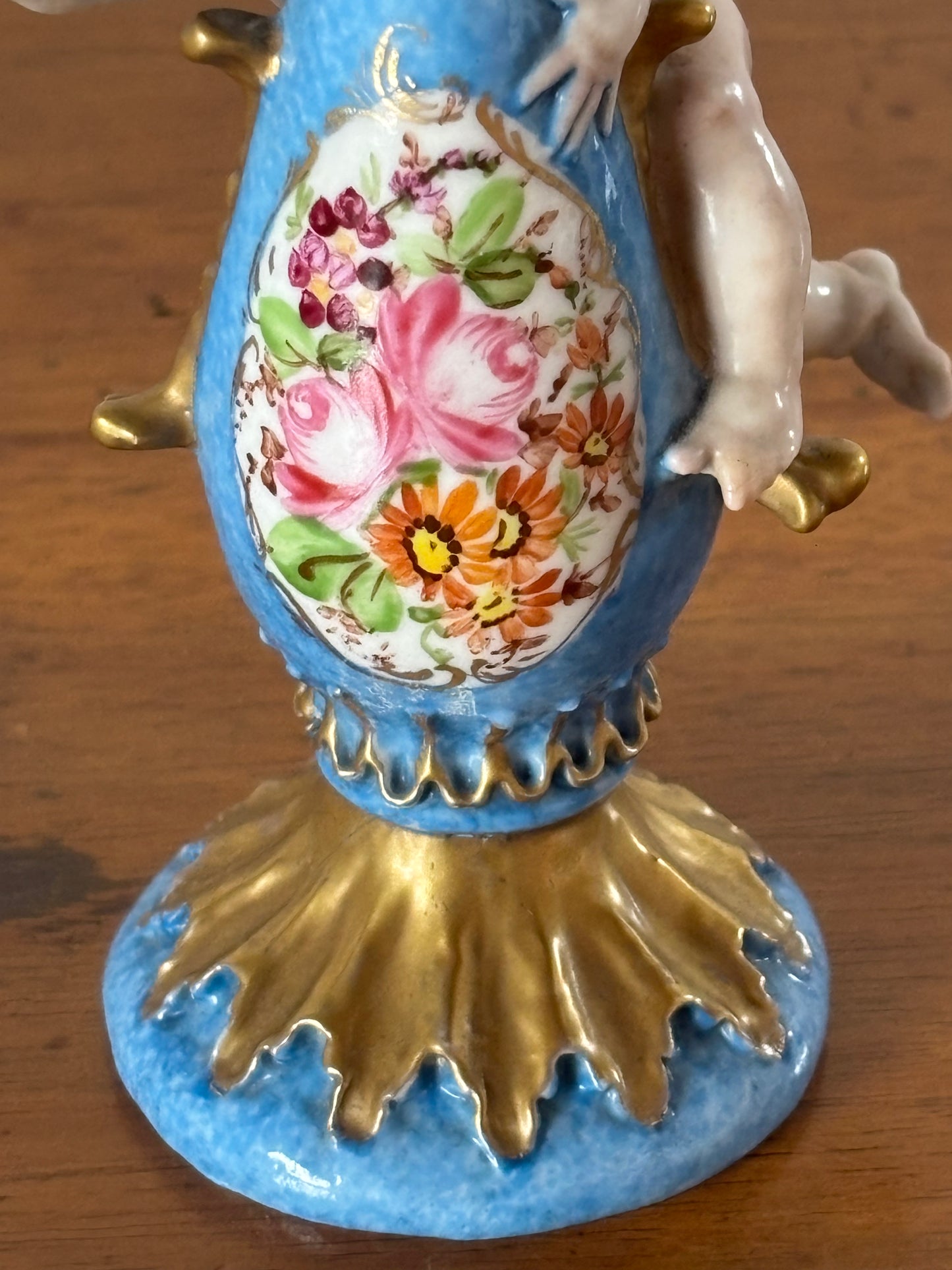 Statuetta a forma di vasetto con fiori marchiata Capodimonte