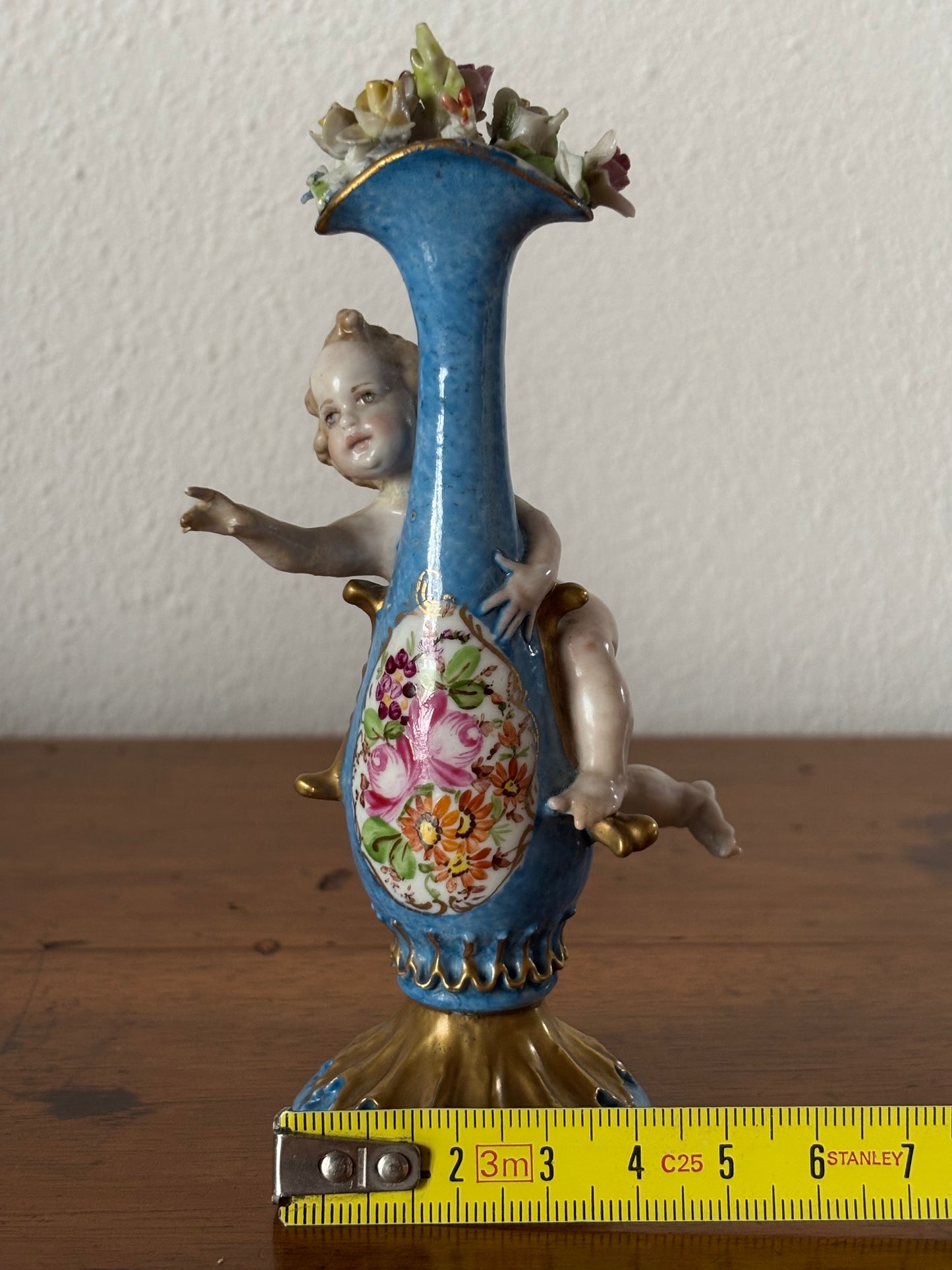 Statuetta a forma di vasetto con fiori marchiata Capodimonte