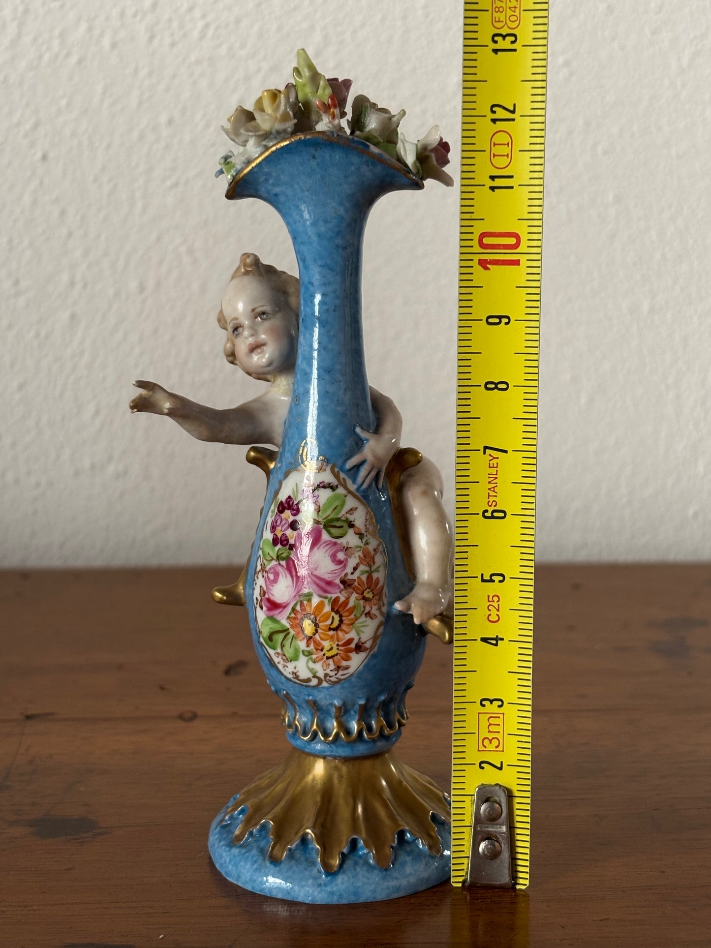 Statuetta a forma di vasetto con fiori marchiata Capodimonte