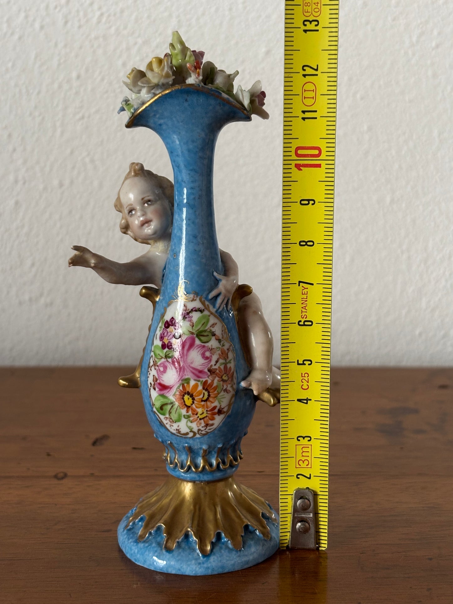 Statuetta a forma di vasetto con fiori marchiata Capodimonte
