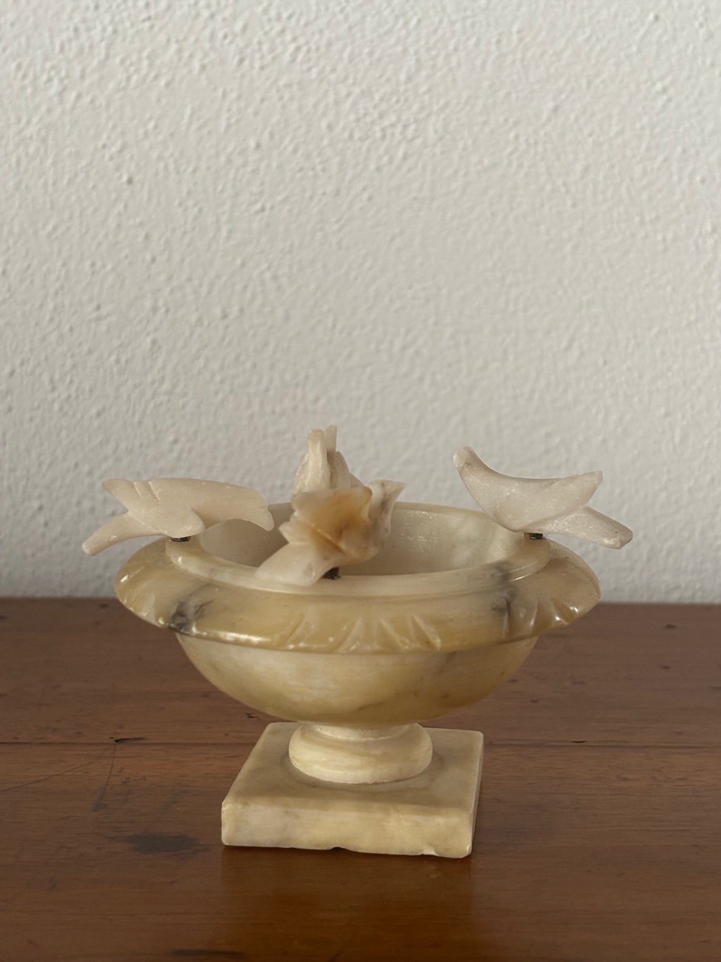 Miniatura fontana in alabastro vintage