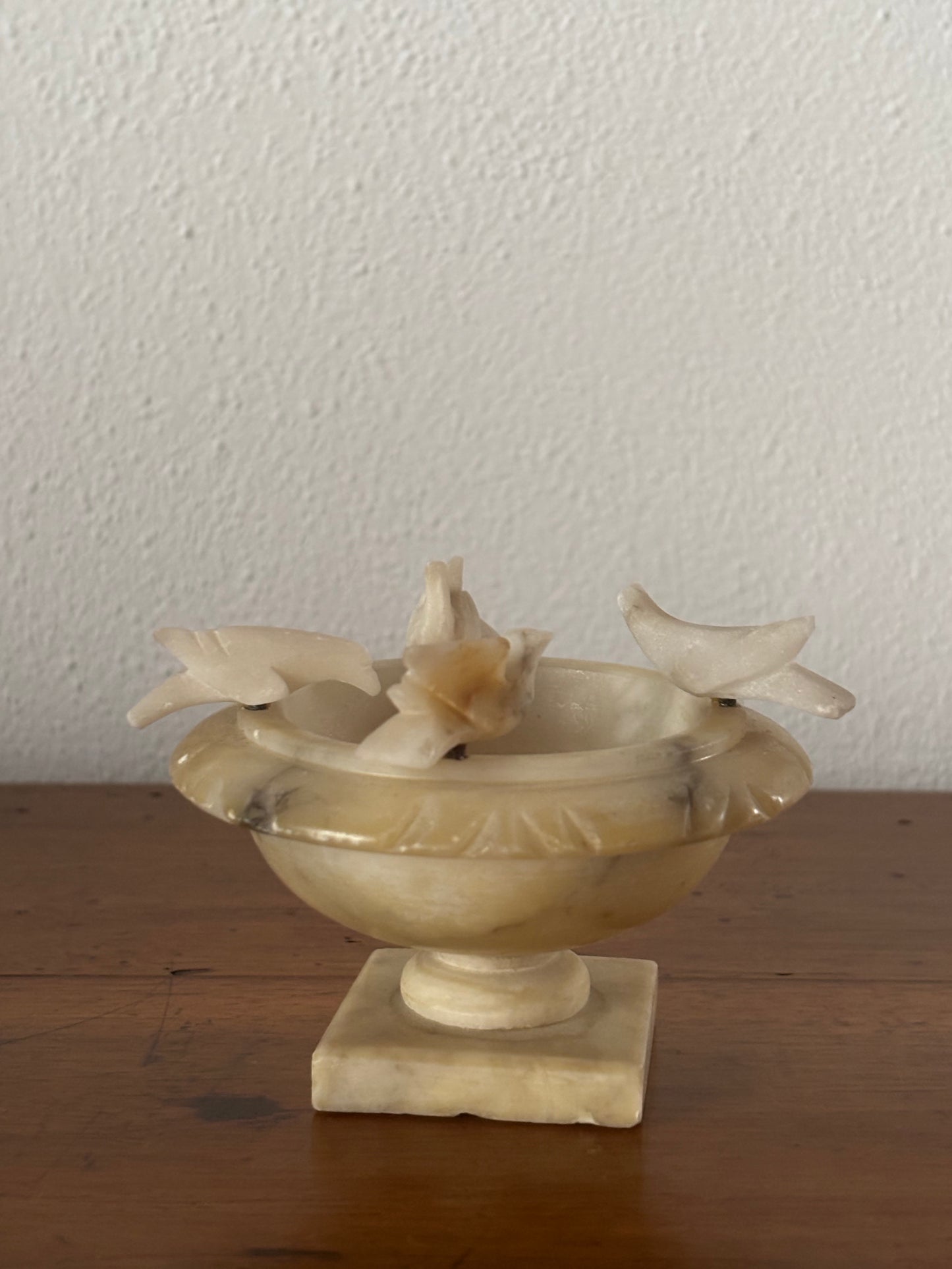 Miniatura fontana in alabastro vintage