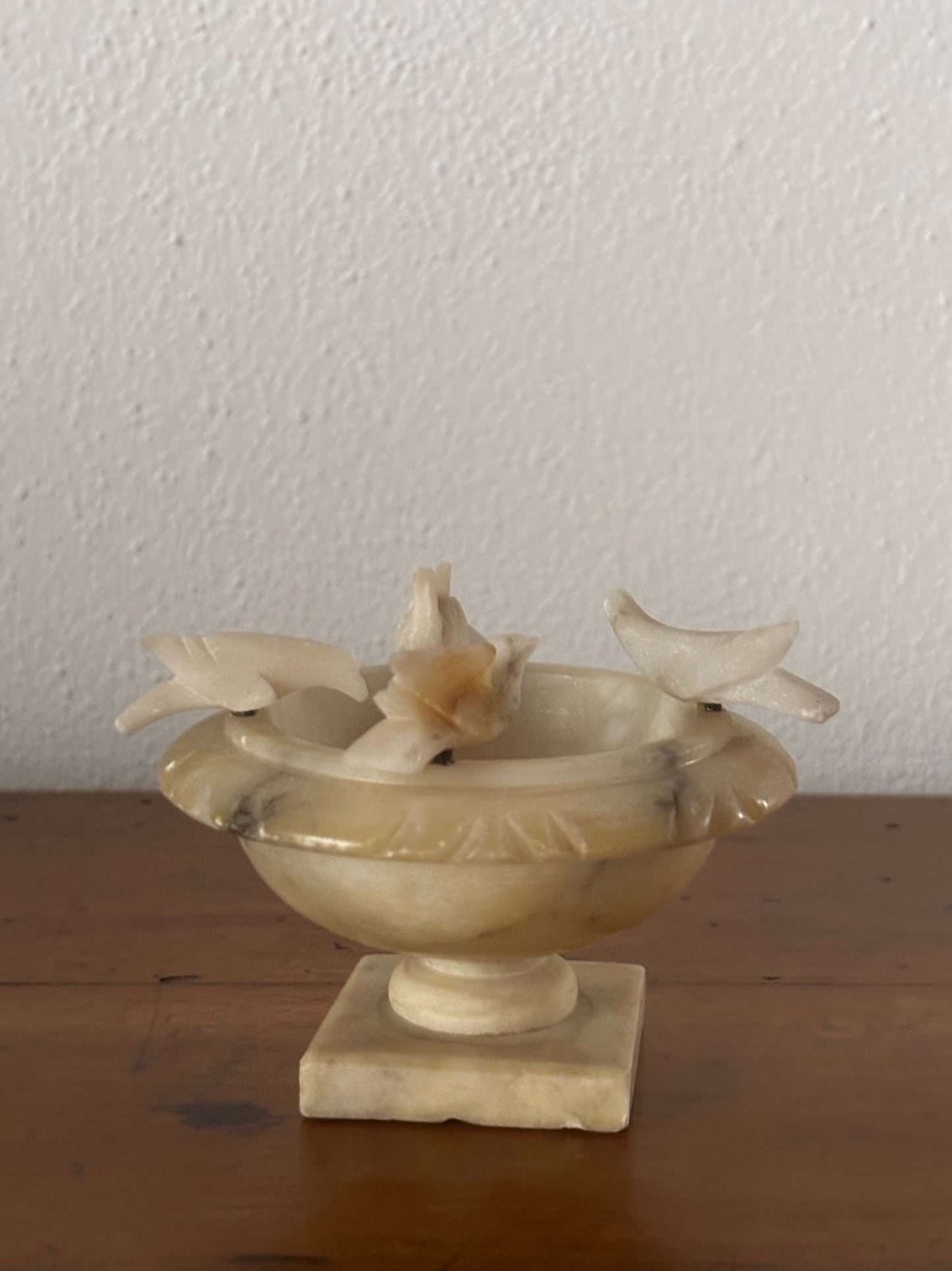 Miniatura fontana in alabastro vintage