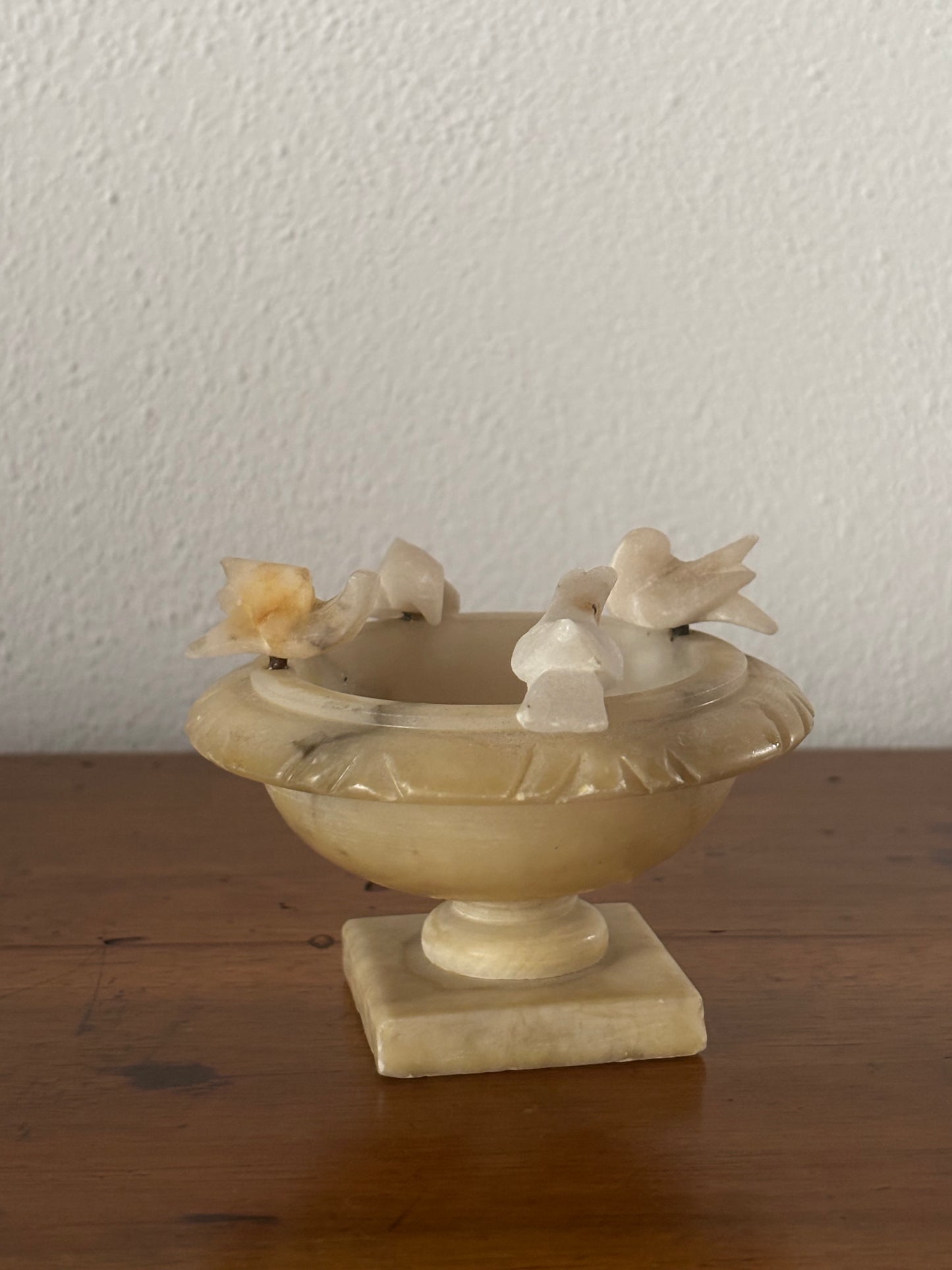 Miniatura fontana in alabastro vintage