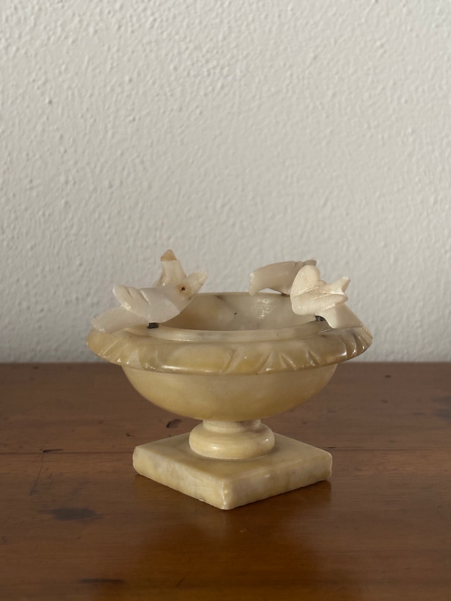 Miniatura fontana in alabastro vintage