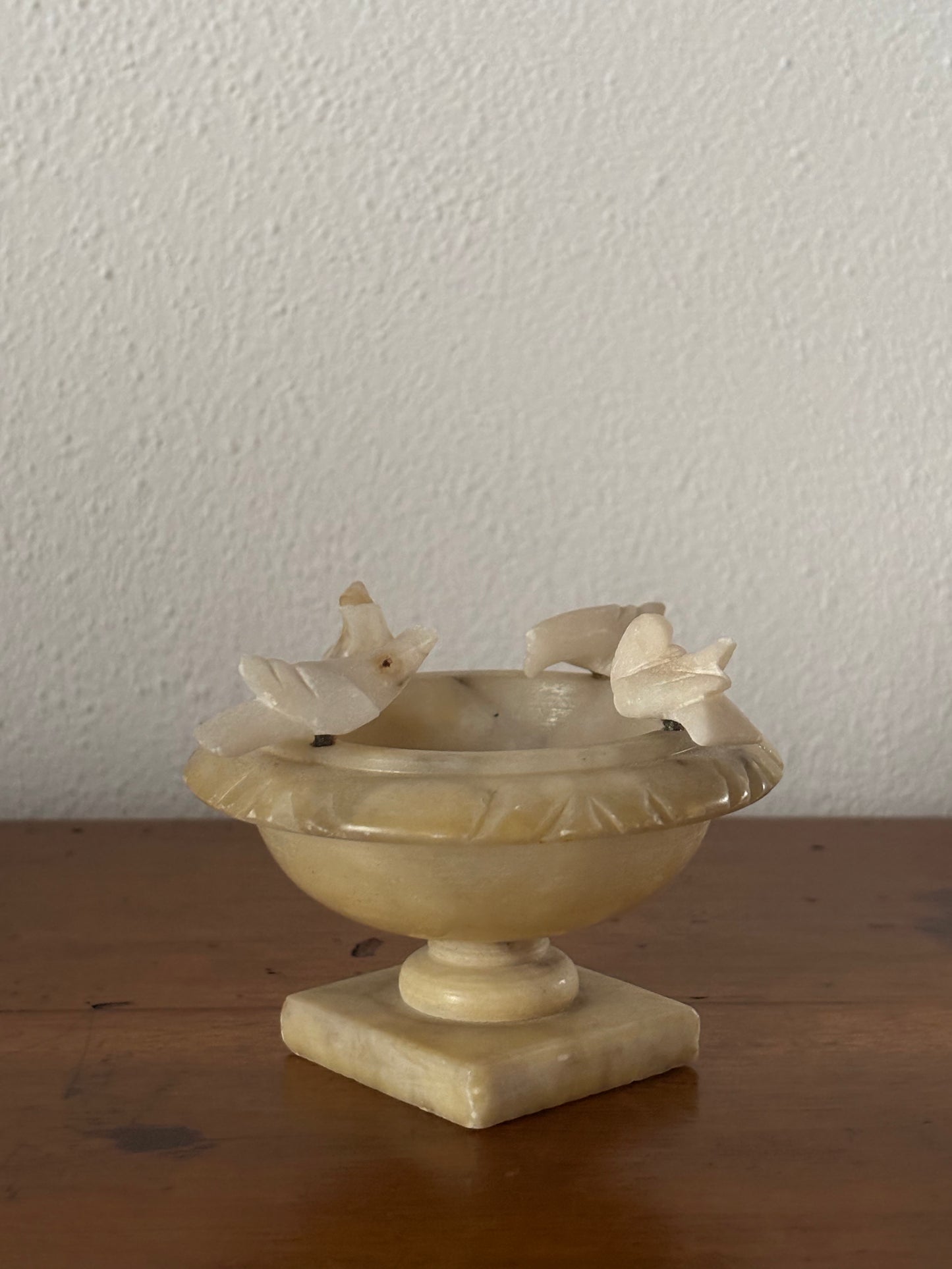 Miniatura fontana in alabastro vintage