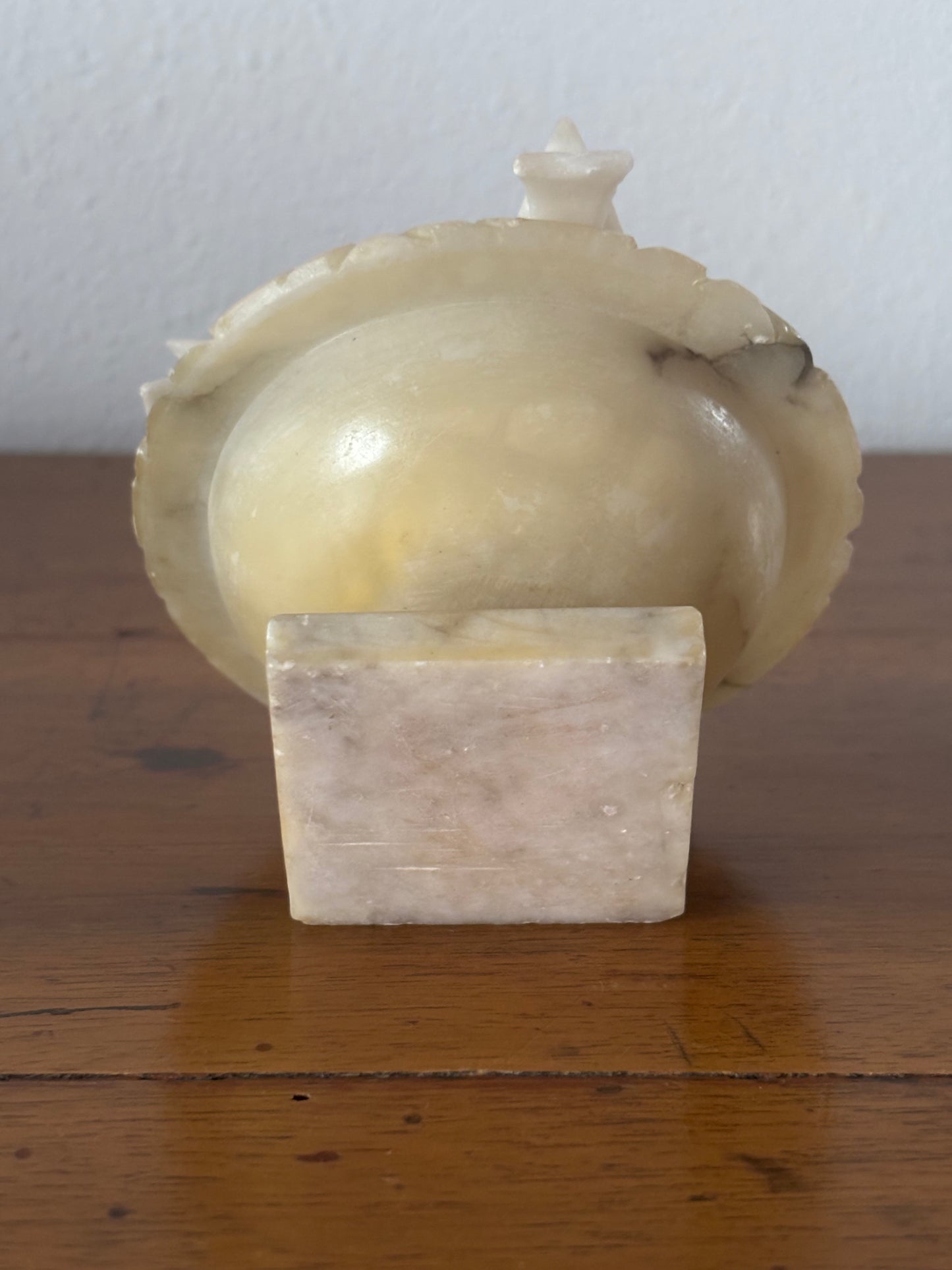 Miniatura fontana in alabastro vintage