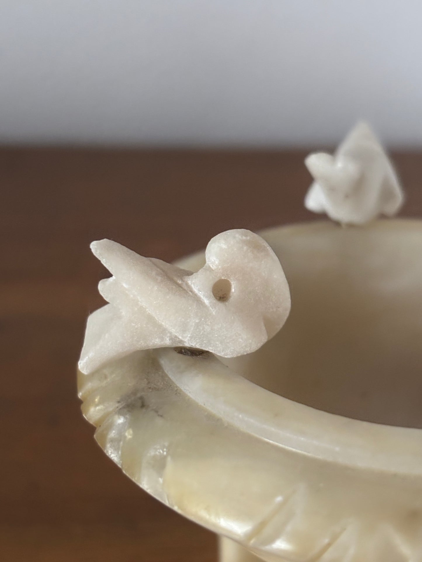Miniatura fontana in alabastro vintage