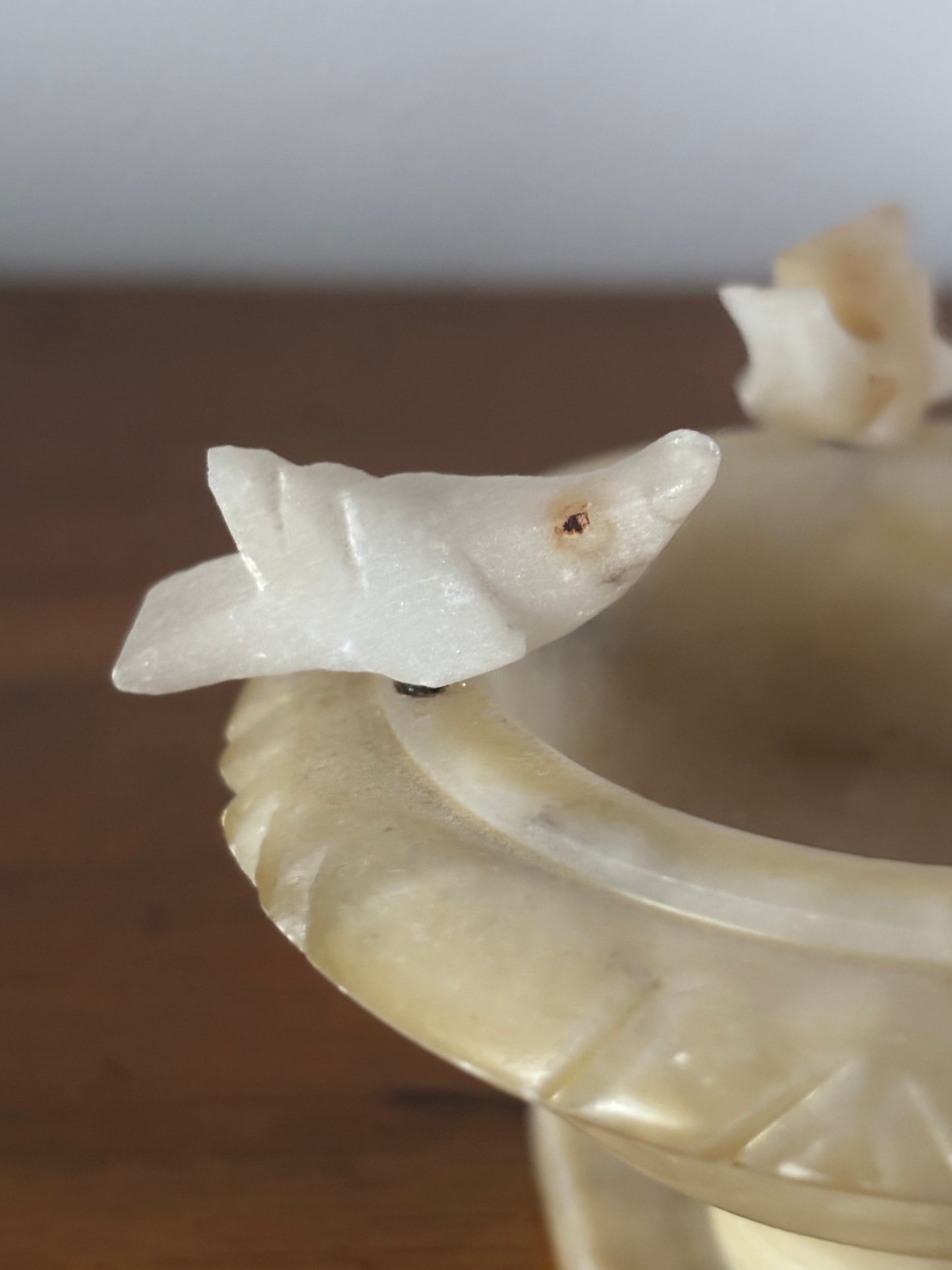 Miniatura fontana in alabastro vintage