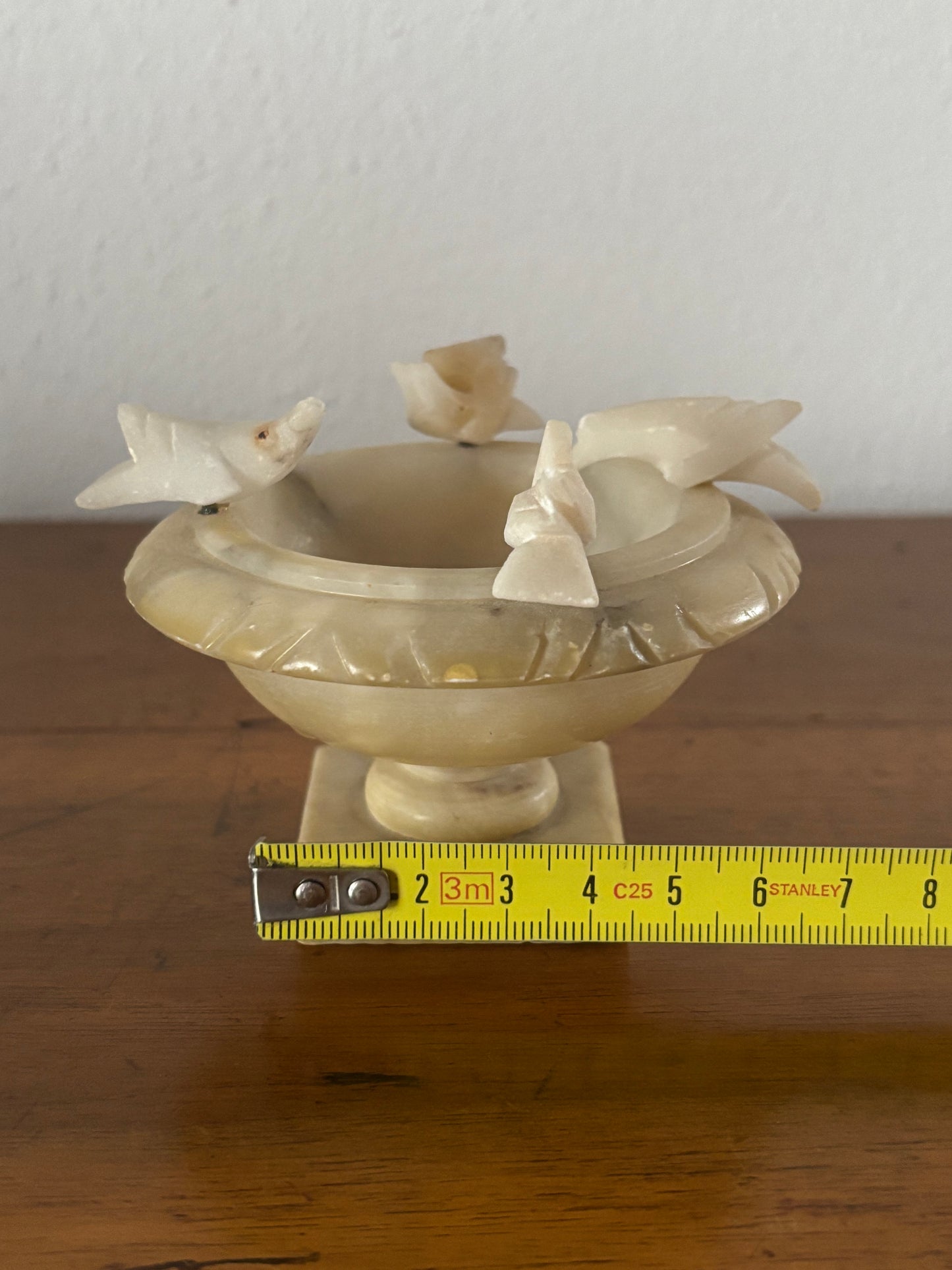 Miniatura fontana in alabastro vintage