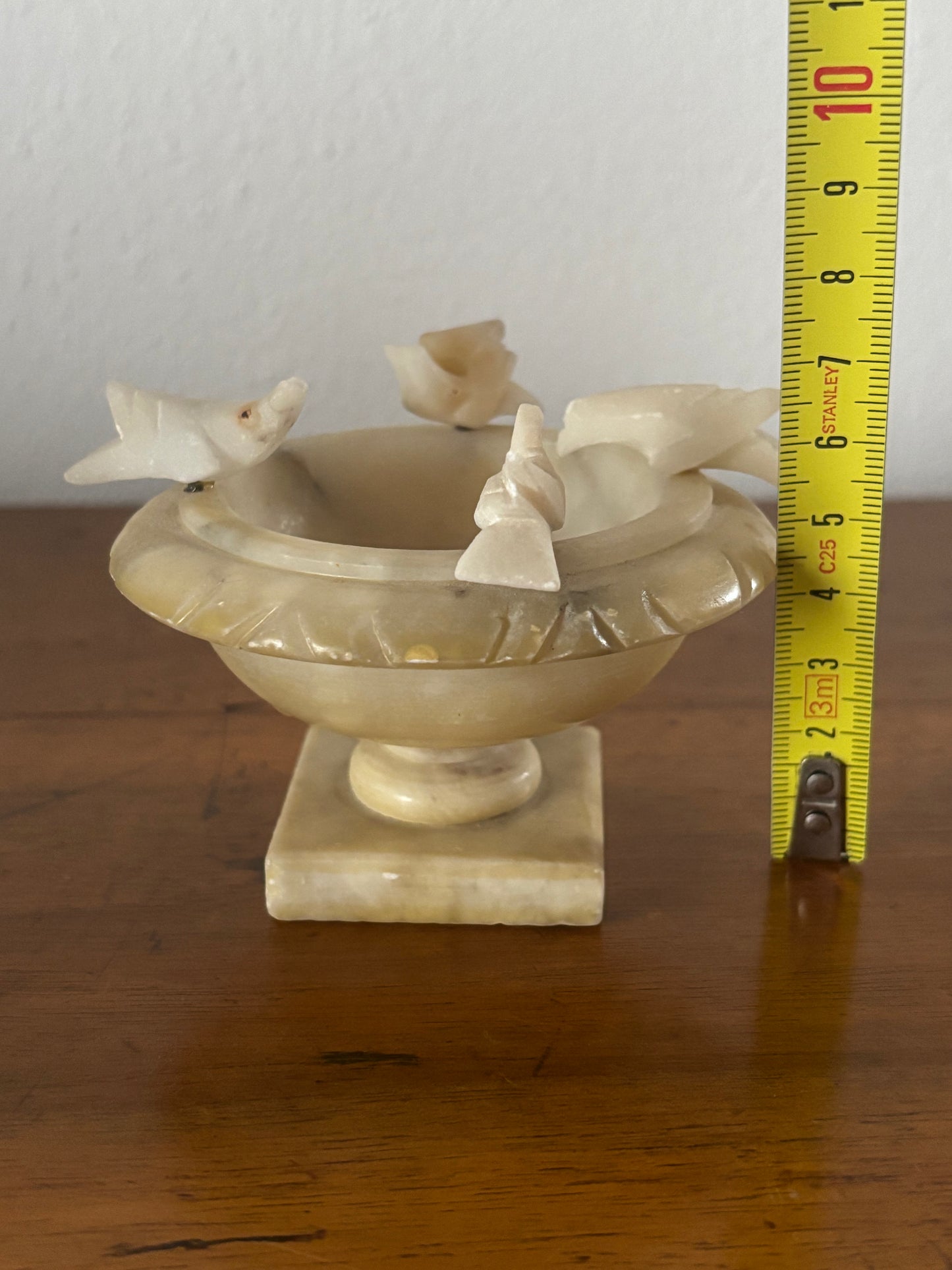 Miniatura fontana in alabastro vintage