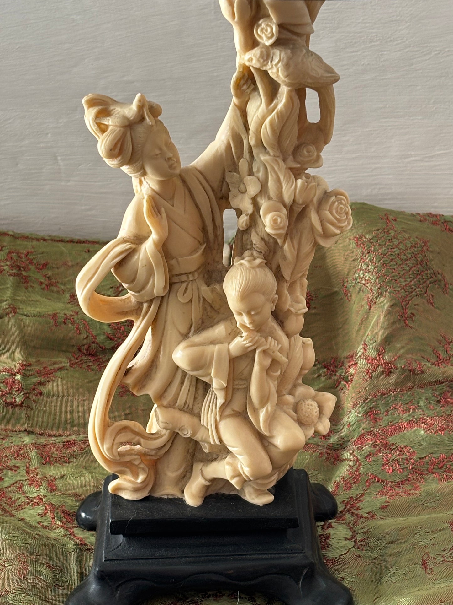 Lampada da tavolo vintage A. Santini con figura tradizionale e bambino, scultura in resina alabastrina