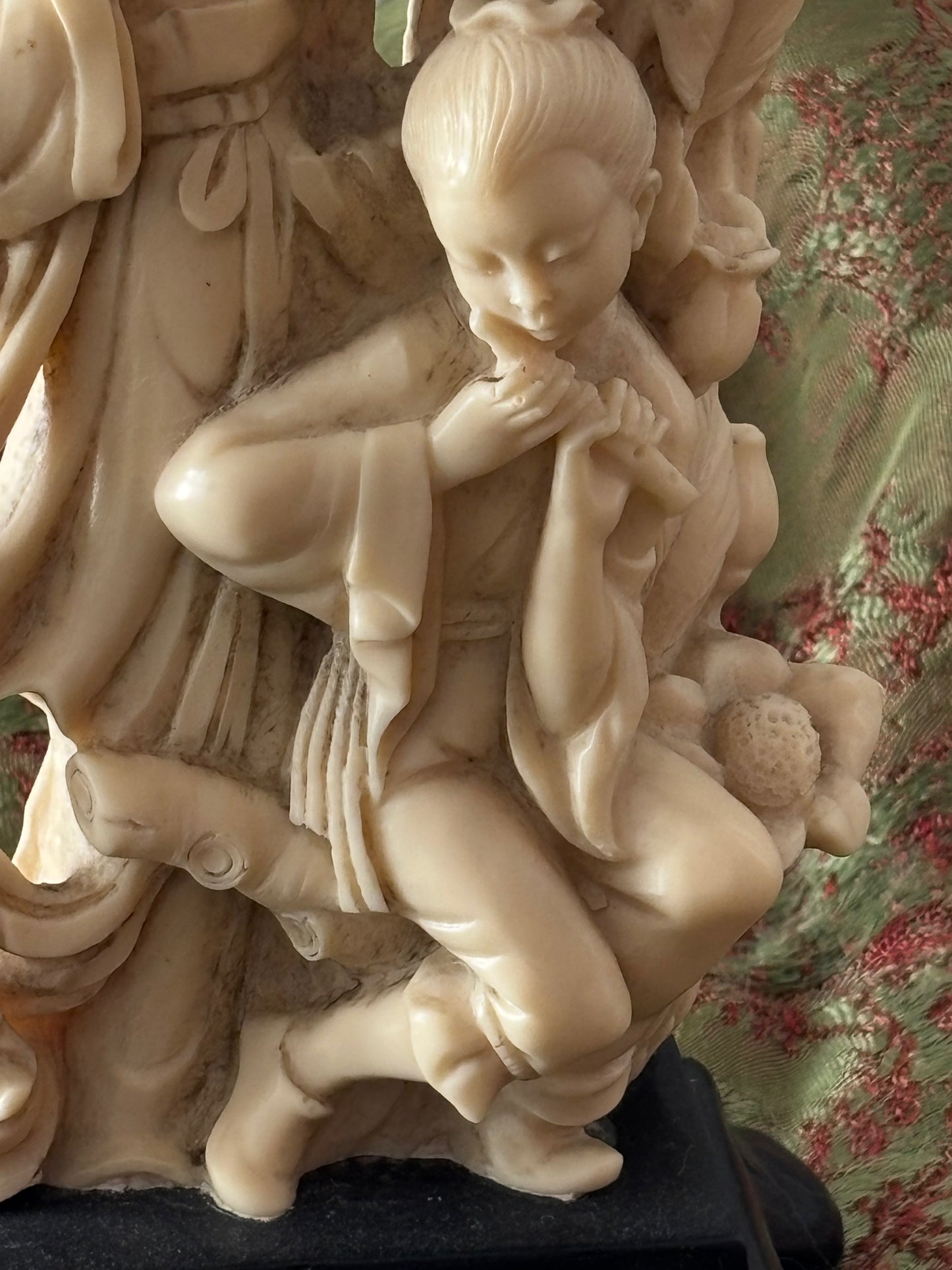 Lampada da tavolo vintage A. Santini con figura tradizionale e bambino, scultura in resina alabastrina