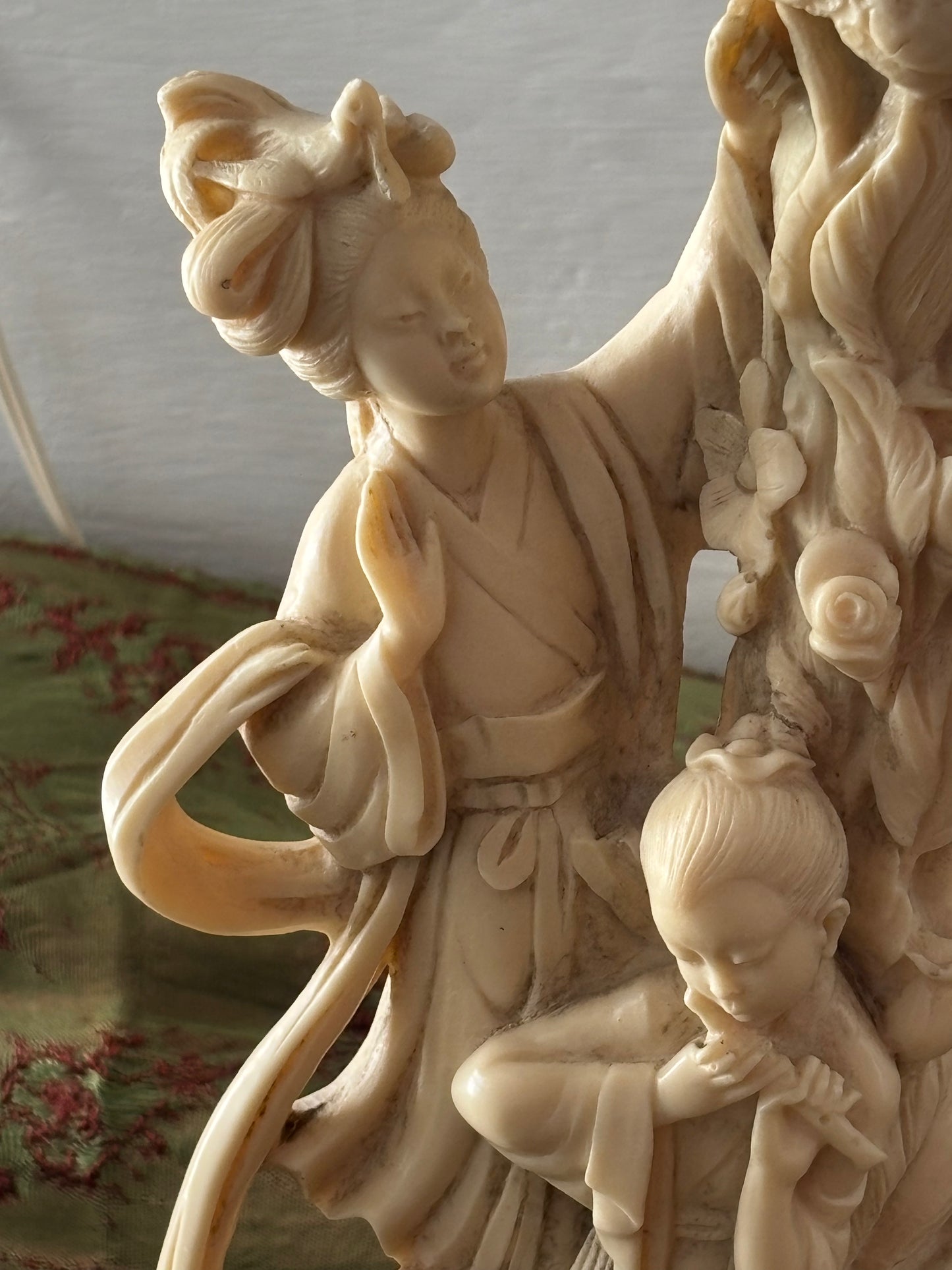 Lampada da tavolo vintage A. Santini con figura tradizionale e bambino, scultura in resina alabastrina