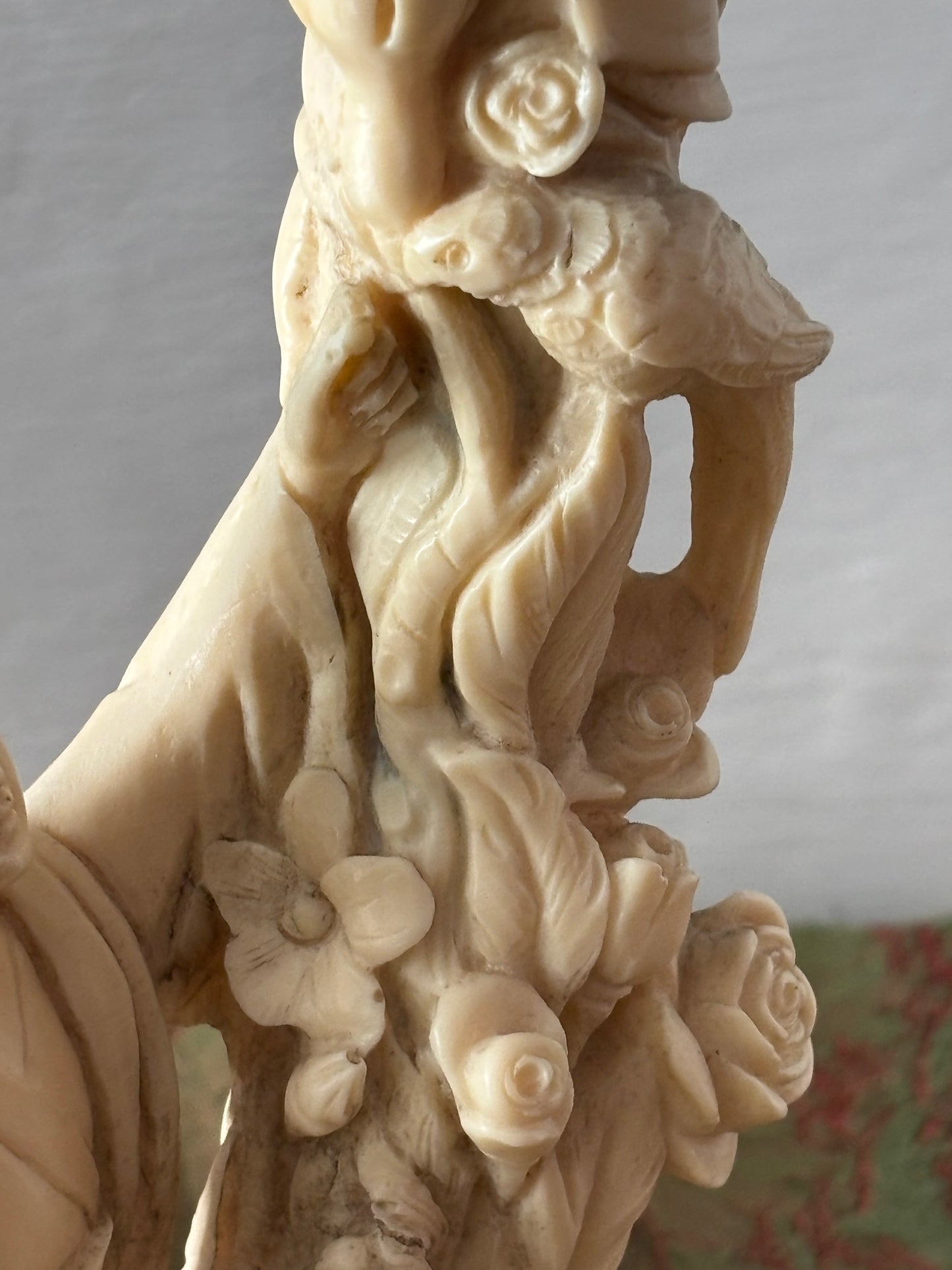 Lampada da tavolo vintage A. Santini con figura tradizionale e bambino, scultura in resina alabastrina