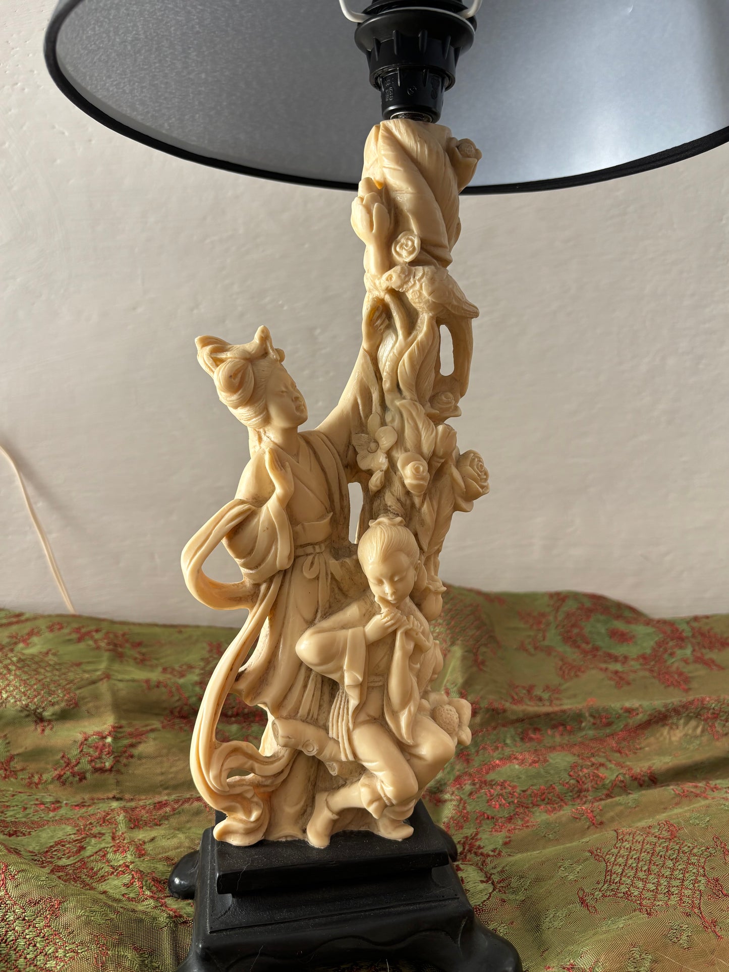 Lampada da tavolo vintage A. Santini con figura tradizionale e bambino, scultura in resina alabastrina