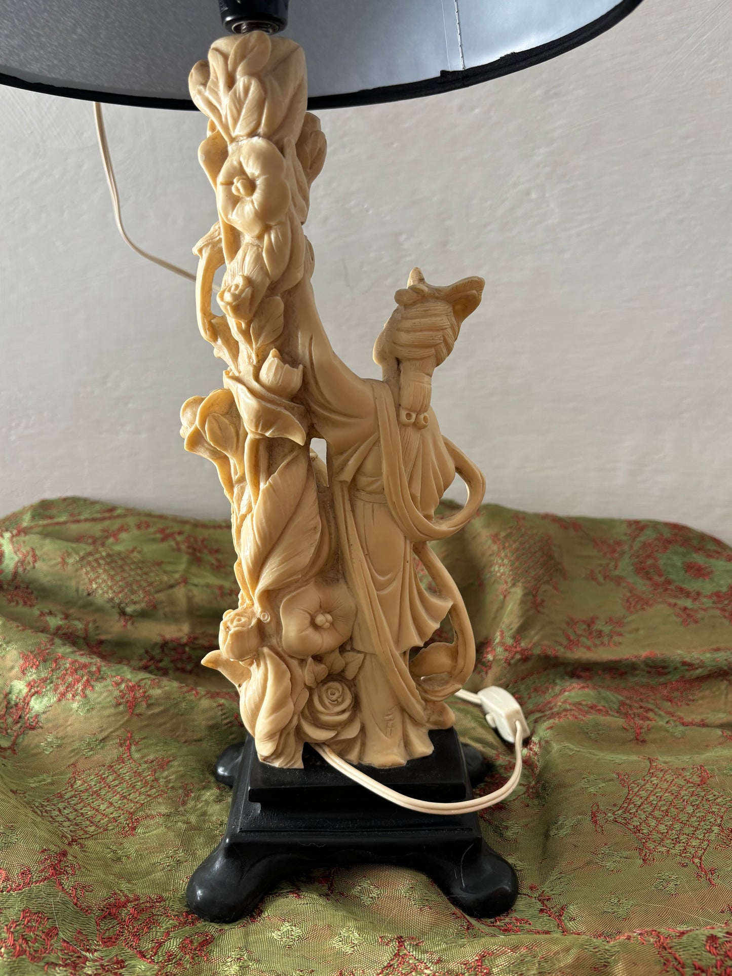 Lampada da tavolo vintage A. Santini con figura tradizionale e bambino, scultura in resina alabastrina