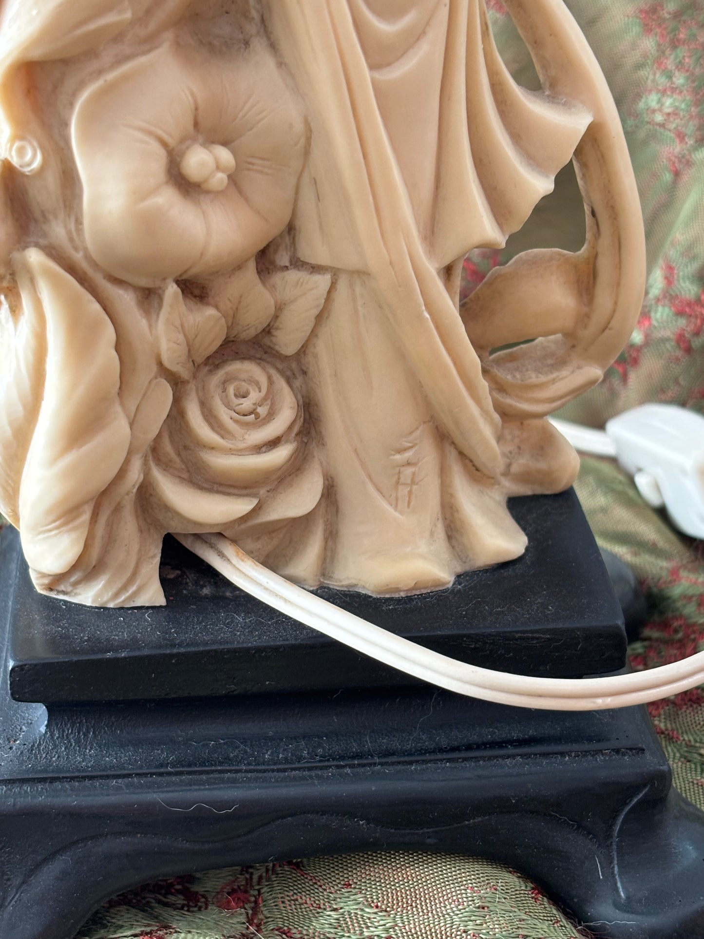 Lampada da tavolo vintage A. Santini con figura tradizionale e bambino, scultura in resina alabastrina