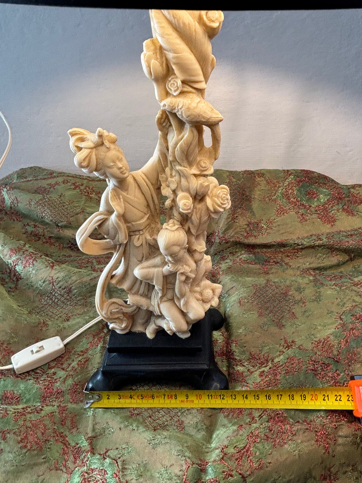 Lampada da tavolo vintage A. Santini con figura tradizionale e bambino, scultura in resina alabastrina