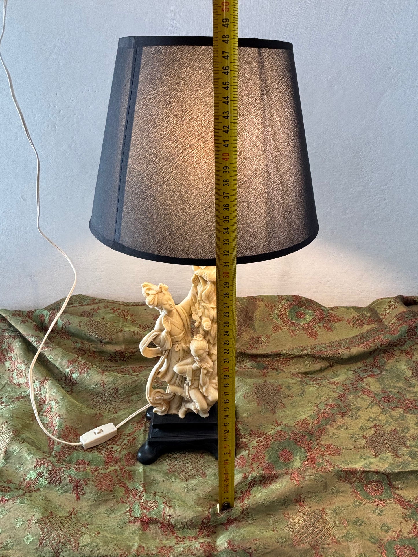 Lampada da tavolo vintage A. Santini con figura tradizionale e bambino, scultura in resina alabastrina