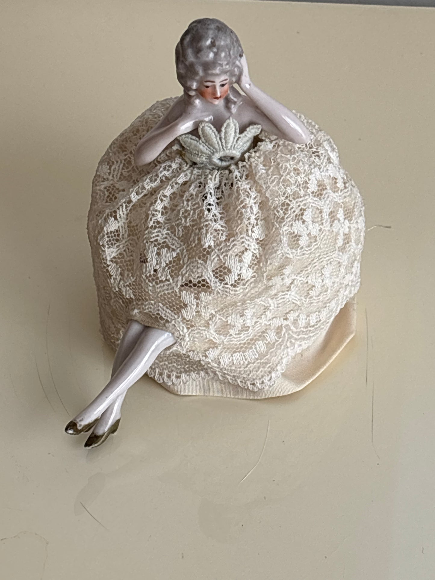 Antikes Nadelkissen in Form einer Dame aus Porzellan mit Stoffrock