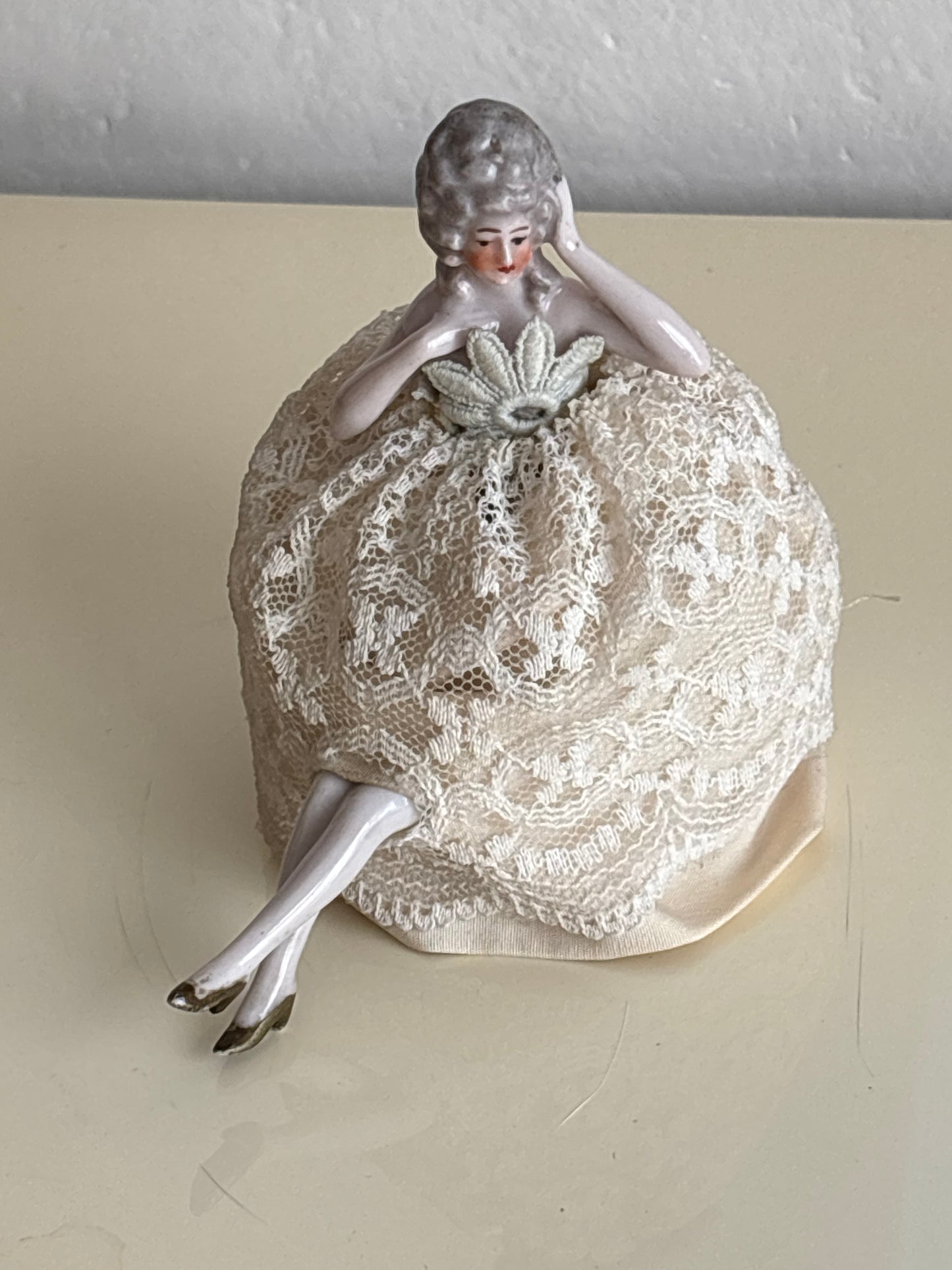Antikes Nadelkissen in Form einer Dame aus Porzellan mit Stoffrock
