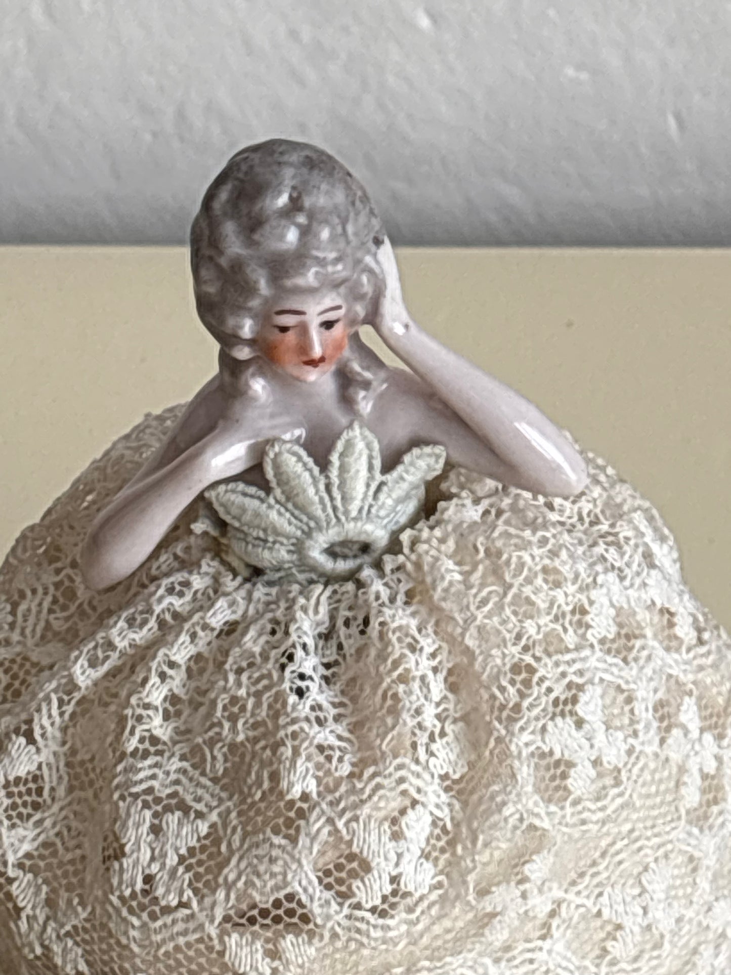 Antikes Nadelkissen in Form einer Dame aus Porzellan mit Stoffrock