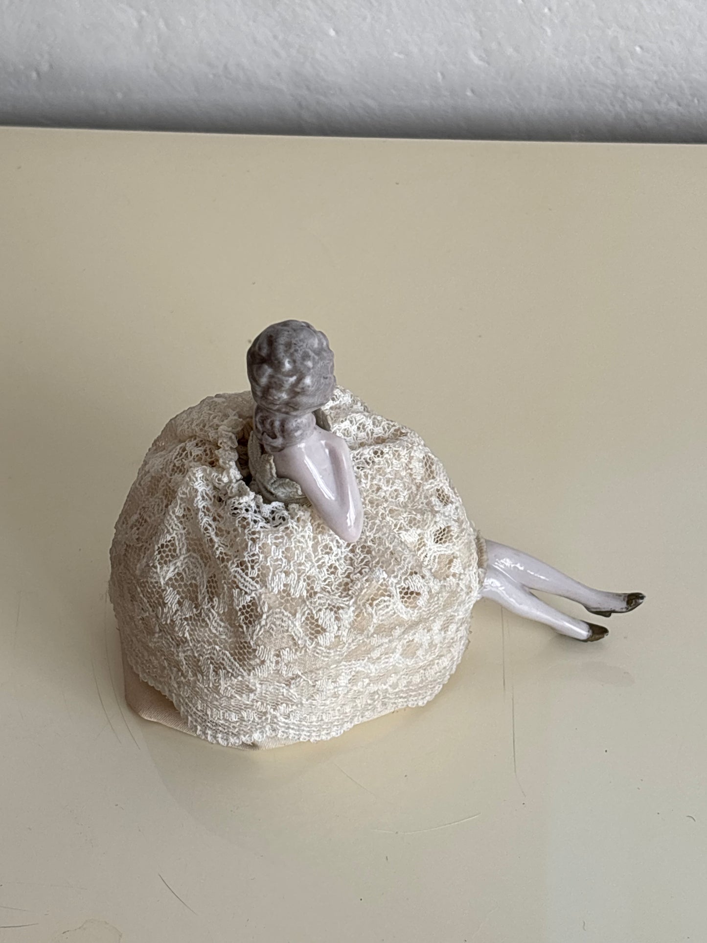 Antikes Nadelkissen in Form einer Dame aus Porzellan mit Stoffrock