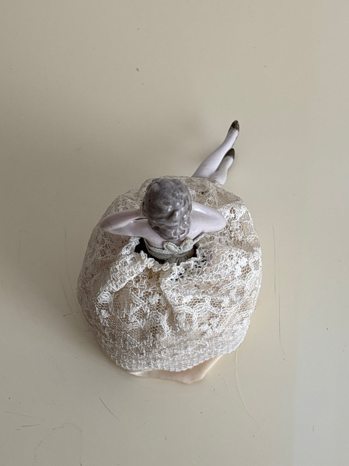 Antikes Nadelkissen in Form einer Dame aus Porzellan mit Stoffrock