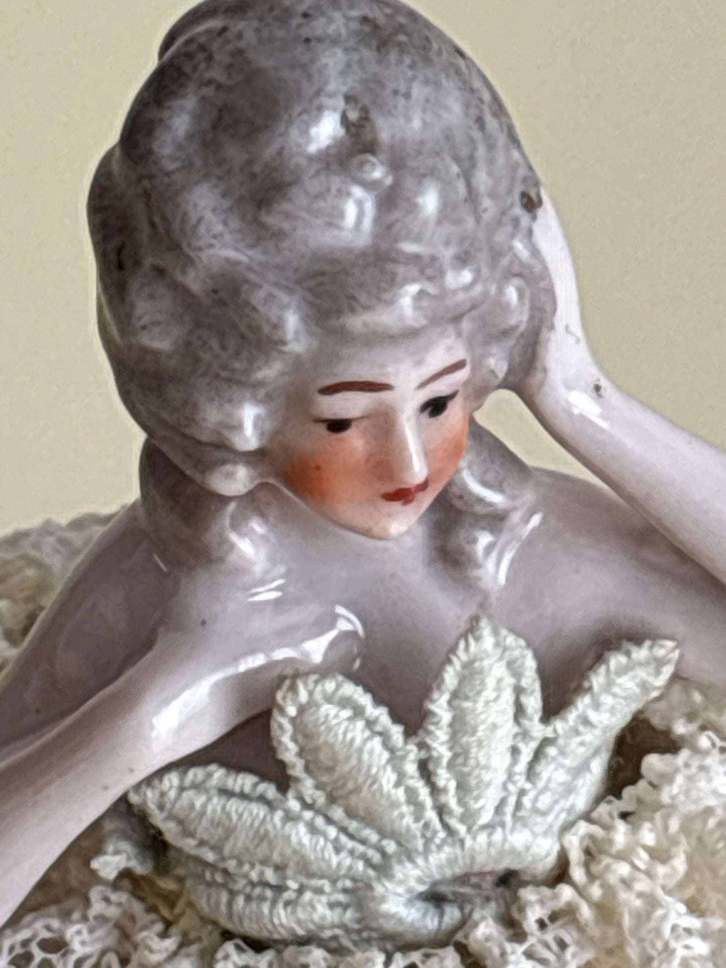 Antikes Nadelkissen in Form einer Dame aus Porzellan mit Stoffrock