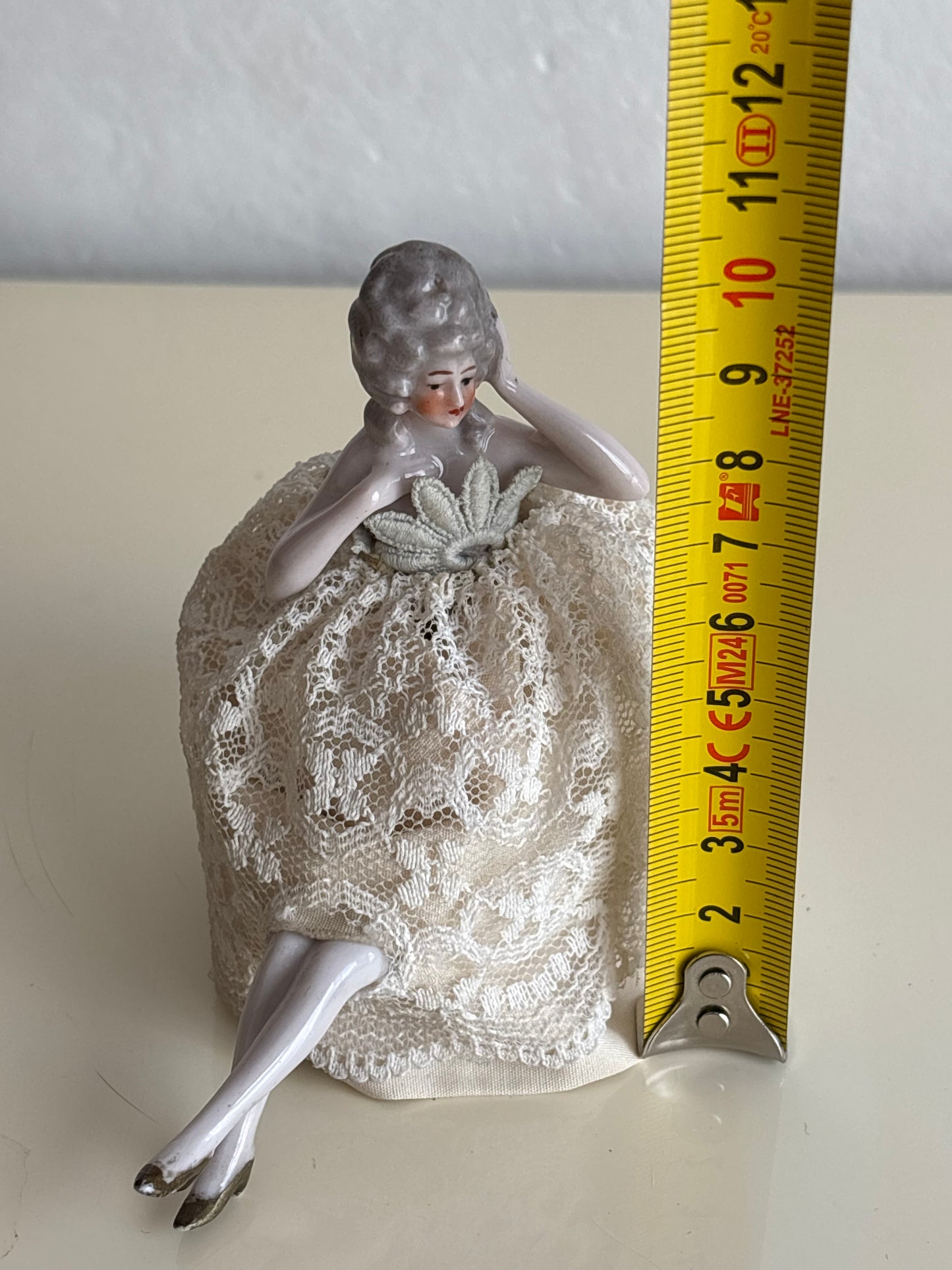 Antikes Nadelkissen in Form einer Dame aus Porzellan mit Stoffrock