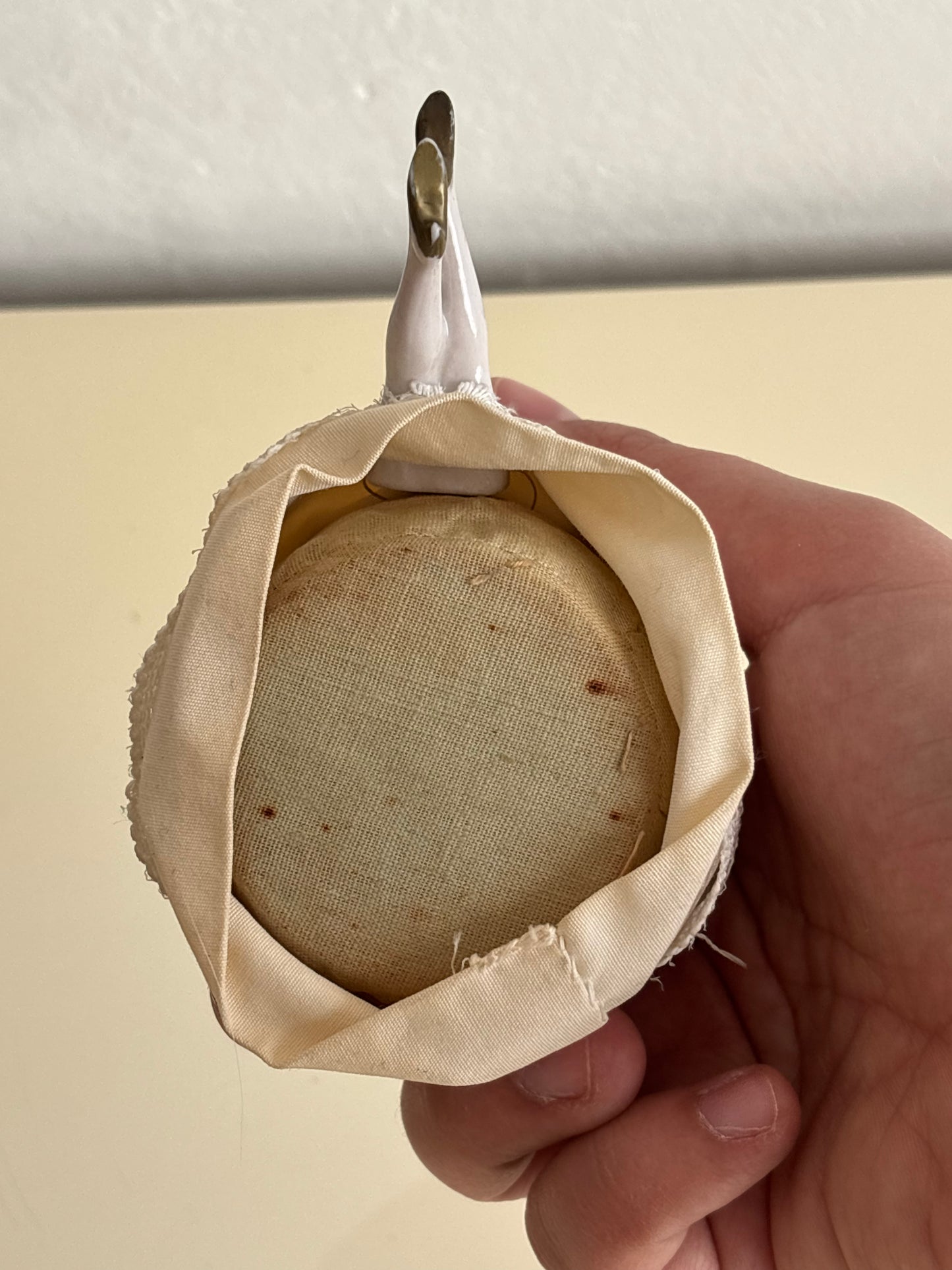 Antikes Nadelkissen in Form einer Dame aus Porzellan mit Stoffrock