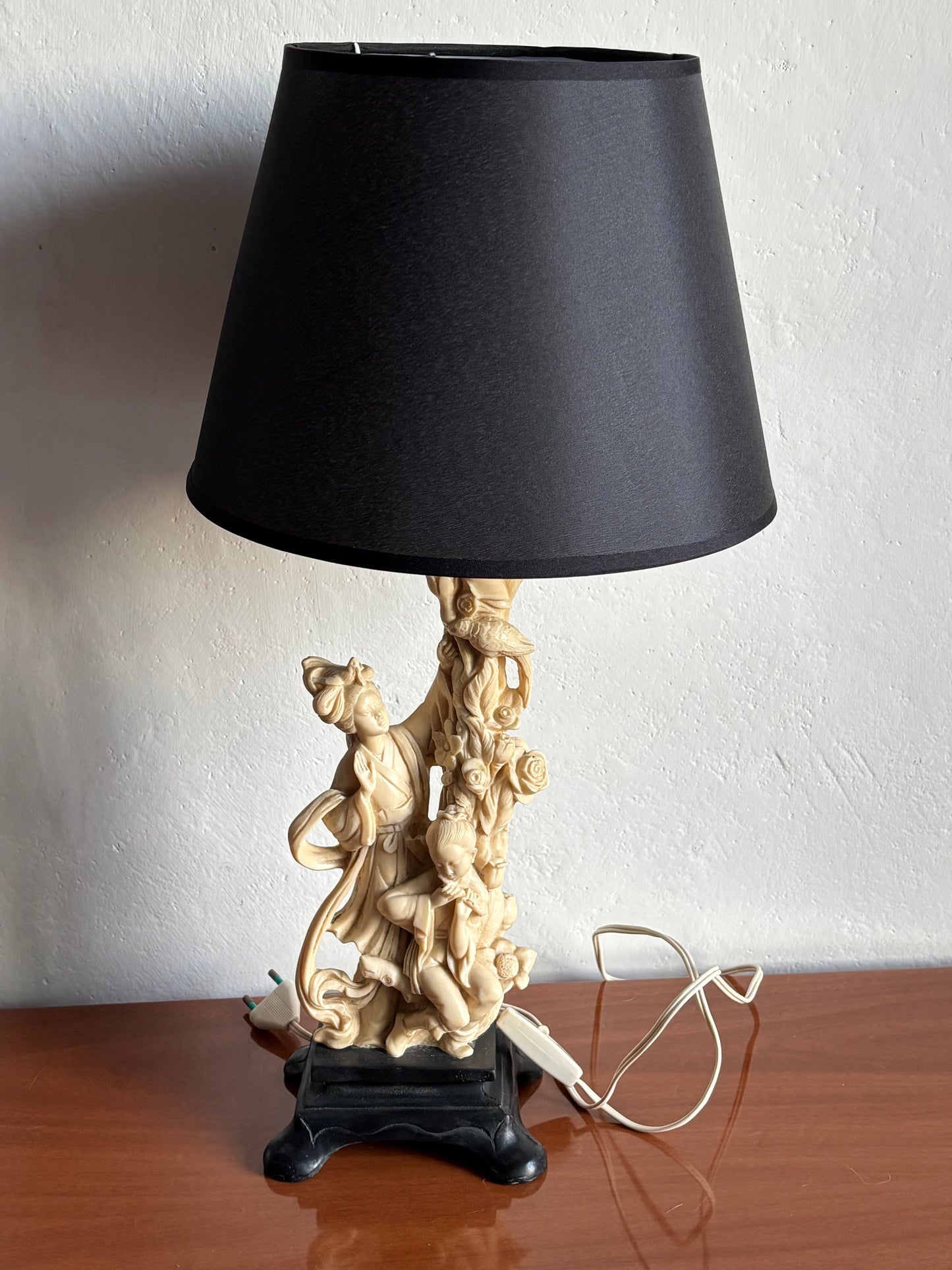 Lampada da tavolo vintage A. Santini con figura tradizionale e bambino, scultura in resina alabastrina