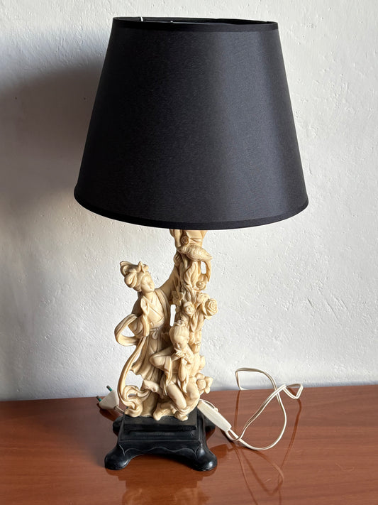 Lampada da tavolo vintage A. Santini con figura tradizionale e bambino, scultura in resina alabastrina