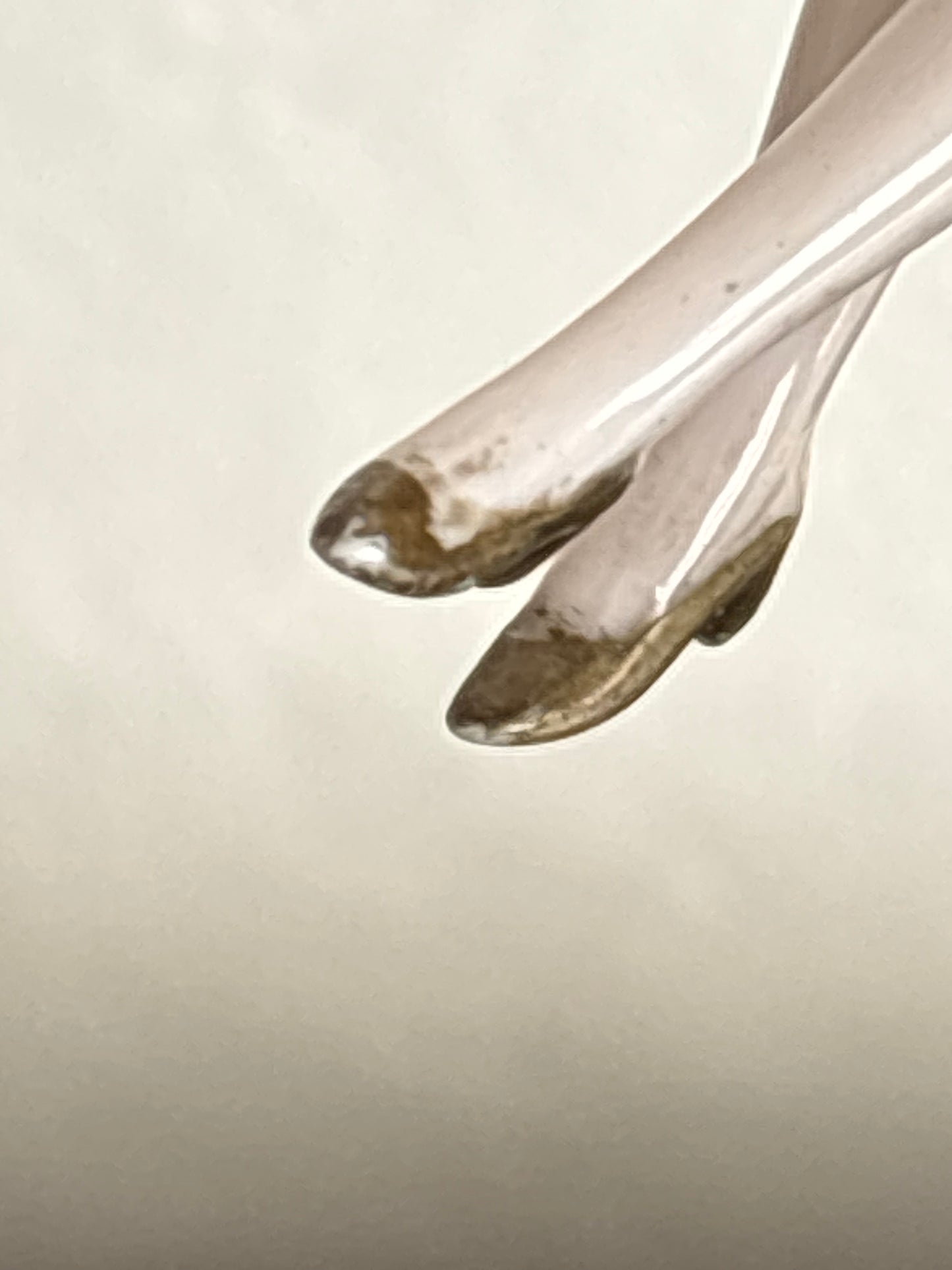 Antikes Nadelkissen in Form einer Dame aus Porzellan mit Stoffrock