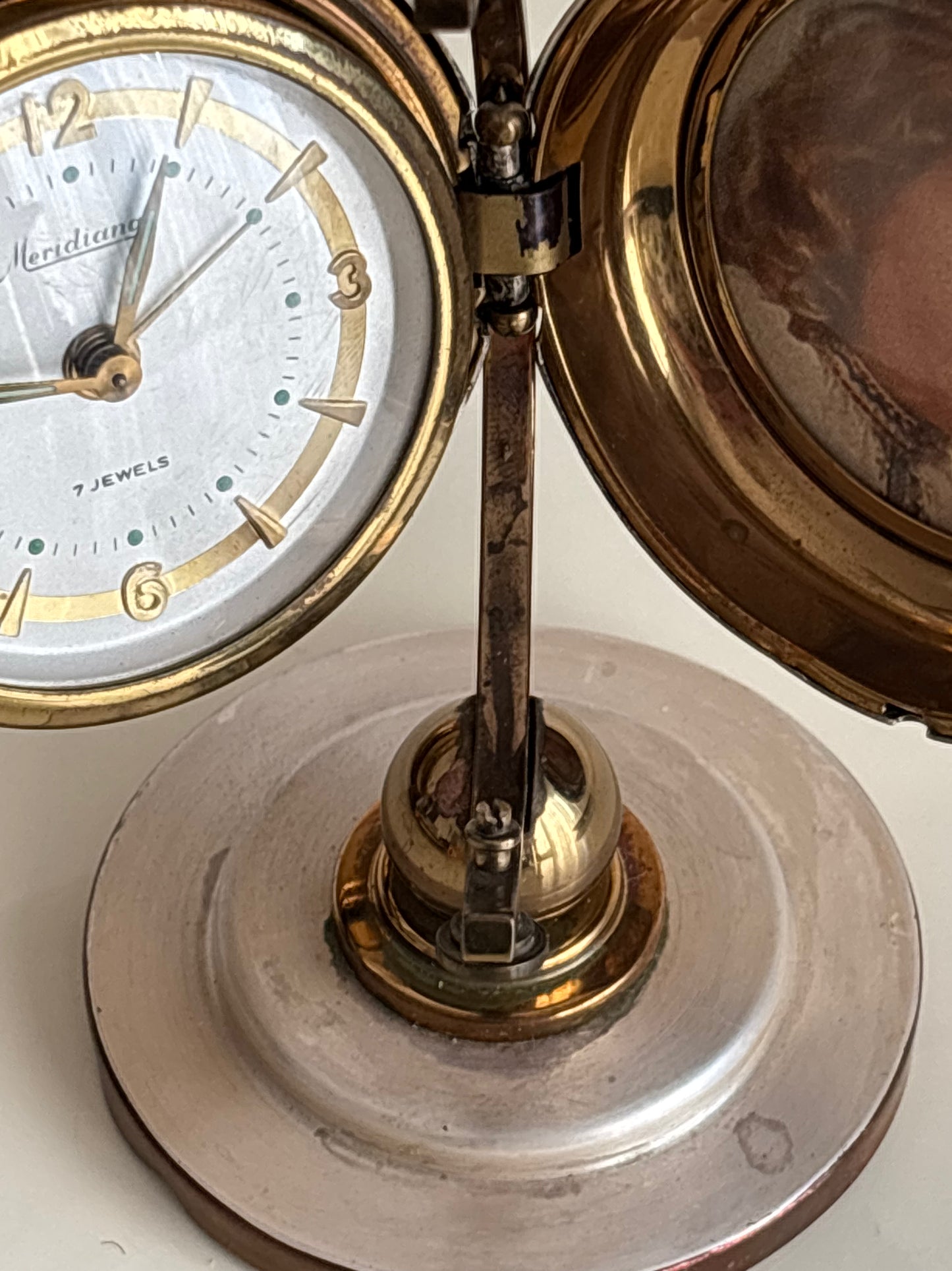 Piccolo mappamondo in metallo con orologio a carica Meridiana e porta foto vintage